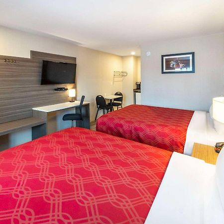 Econo Lodge Inn & Suites Pincher Creek Esterno foto
