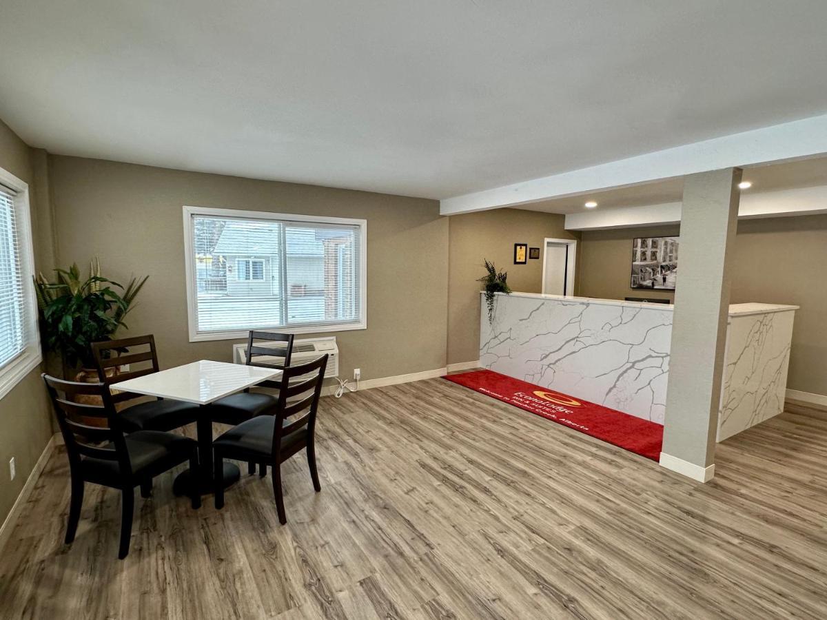 Econo Lodge Inn & Suites Pincher Creek Esterno foto