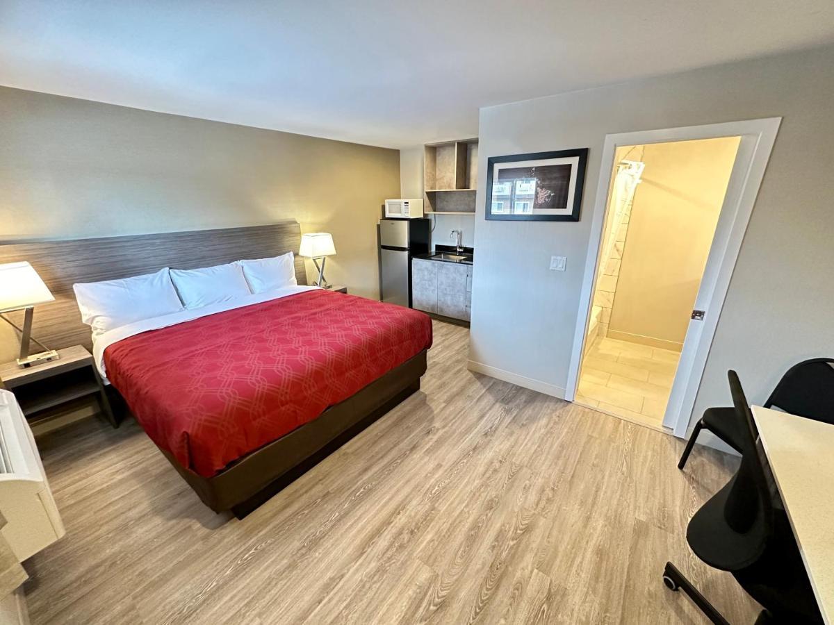 Econo Lodge Inn & Suites Pincher Creek Esterno foto