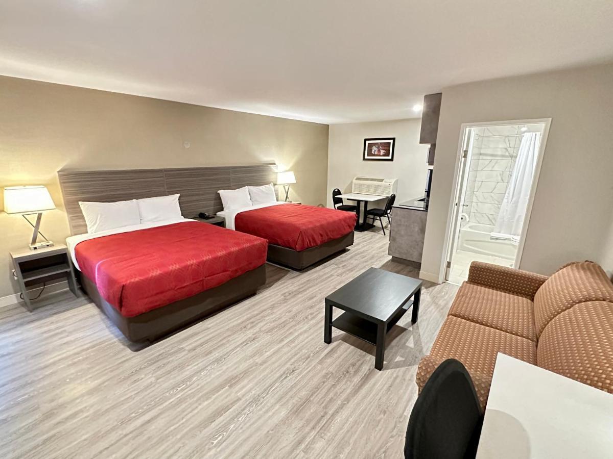 Econo Lodge Inn & Suites Pincher Creek Esterno foto