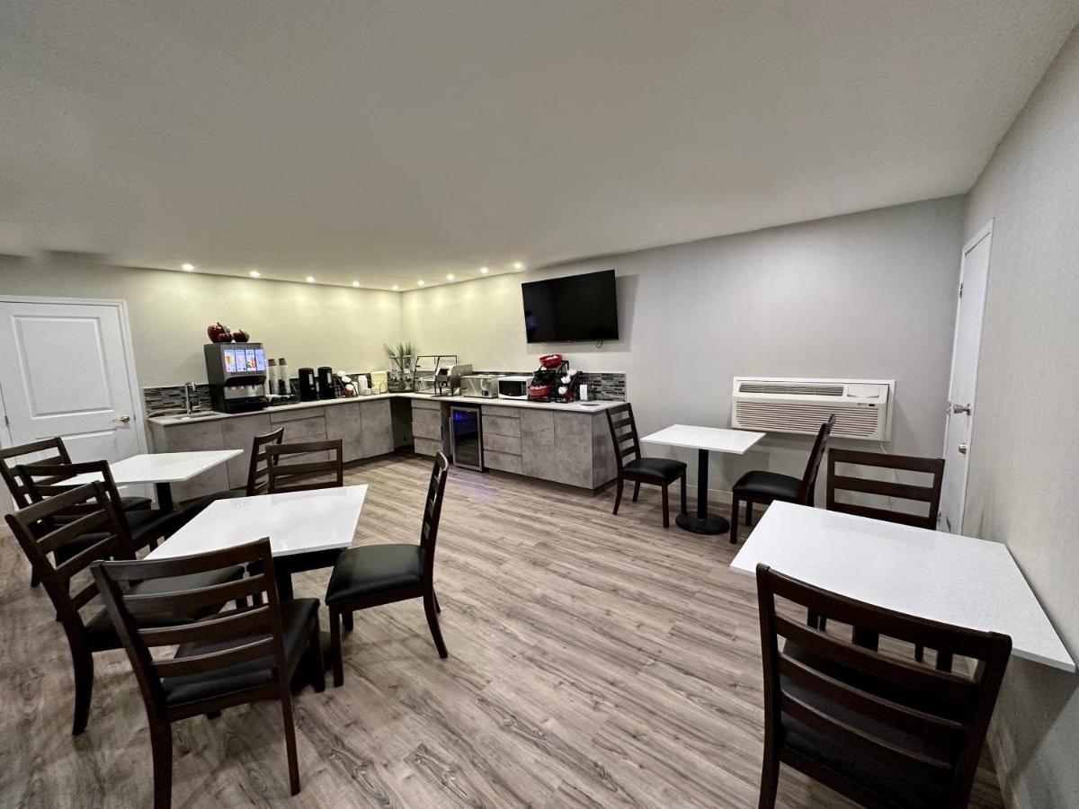 Econo Lodge Inn & Suites Pincher Creek Esterno foto