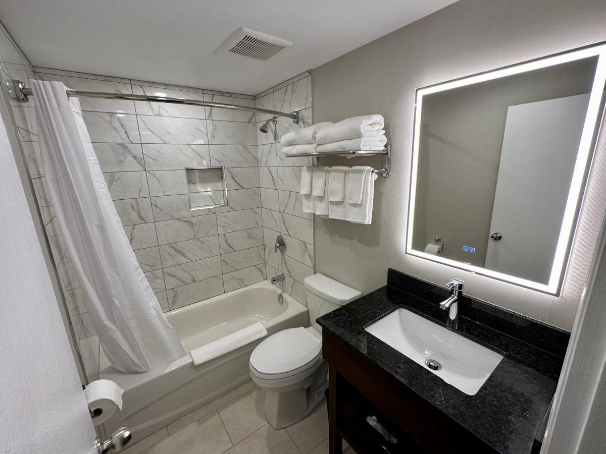 Econo Lodge Inn & Suites Pincher Creek Esterno foto
