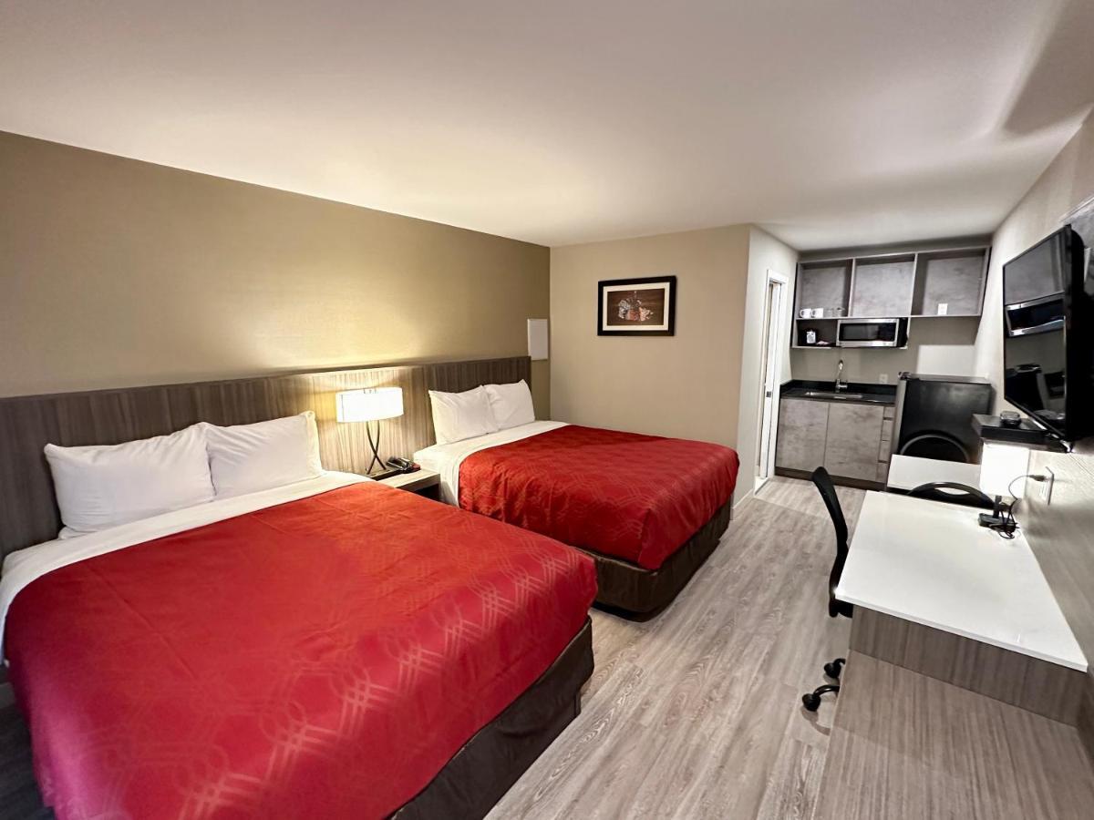 Econo Lodge Inn & Suites Pincher Creek Esterno foto