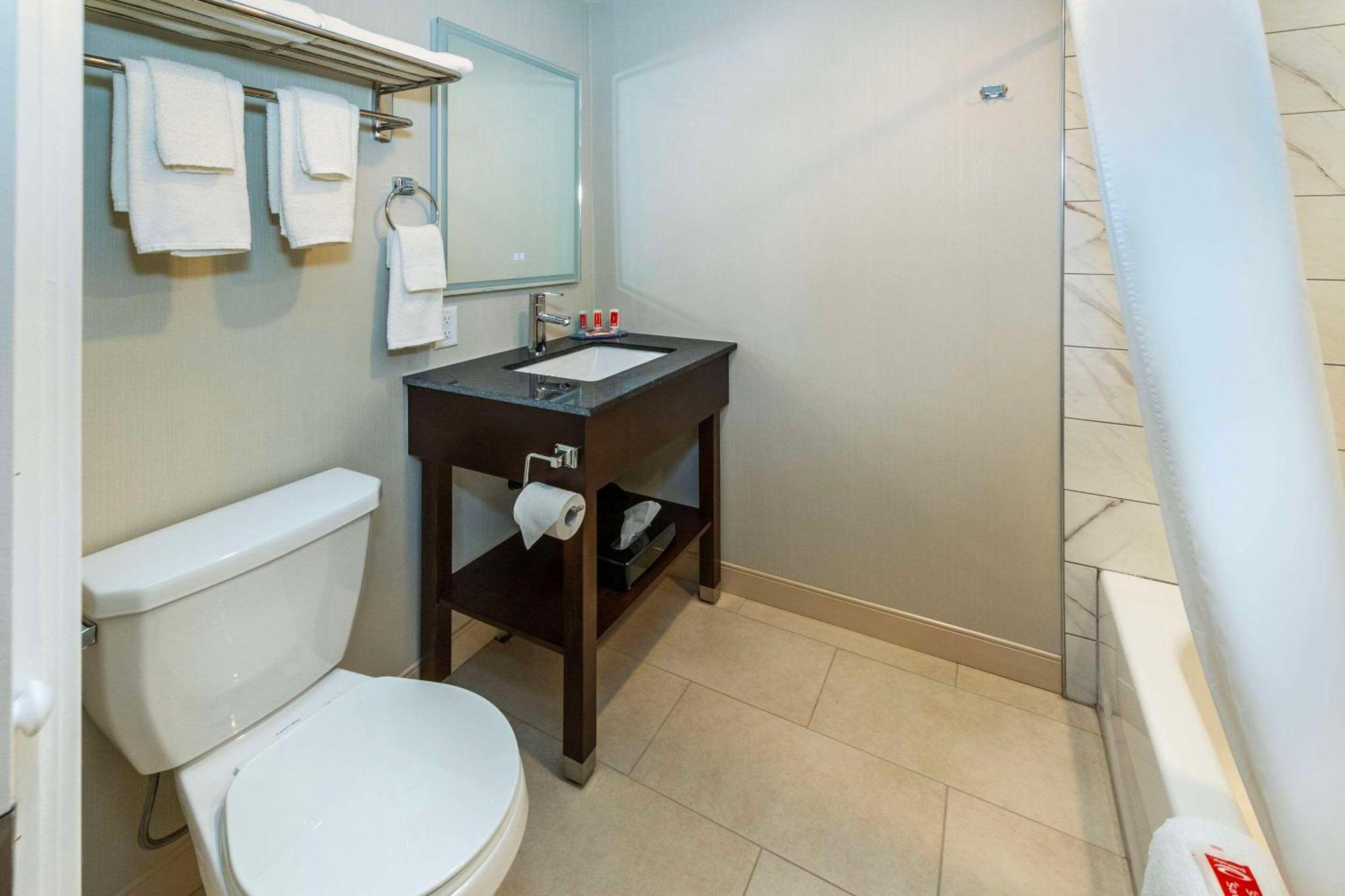 Econo Lodge Inn & Suites Pincher Creek Esterno foto