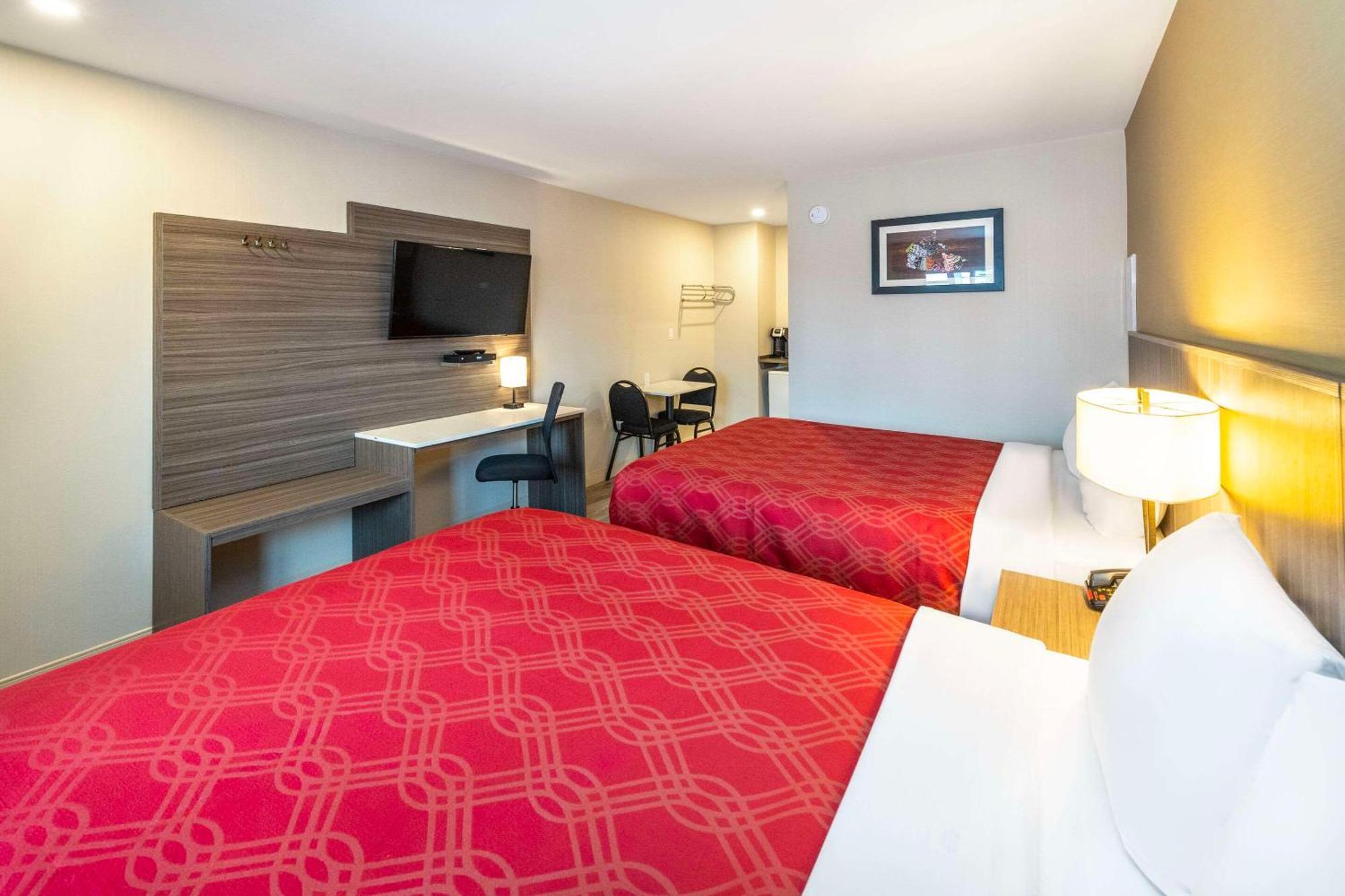 Econo Lodge Inn & Suites Pincher Creek Esterno foto