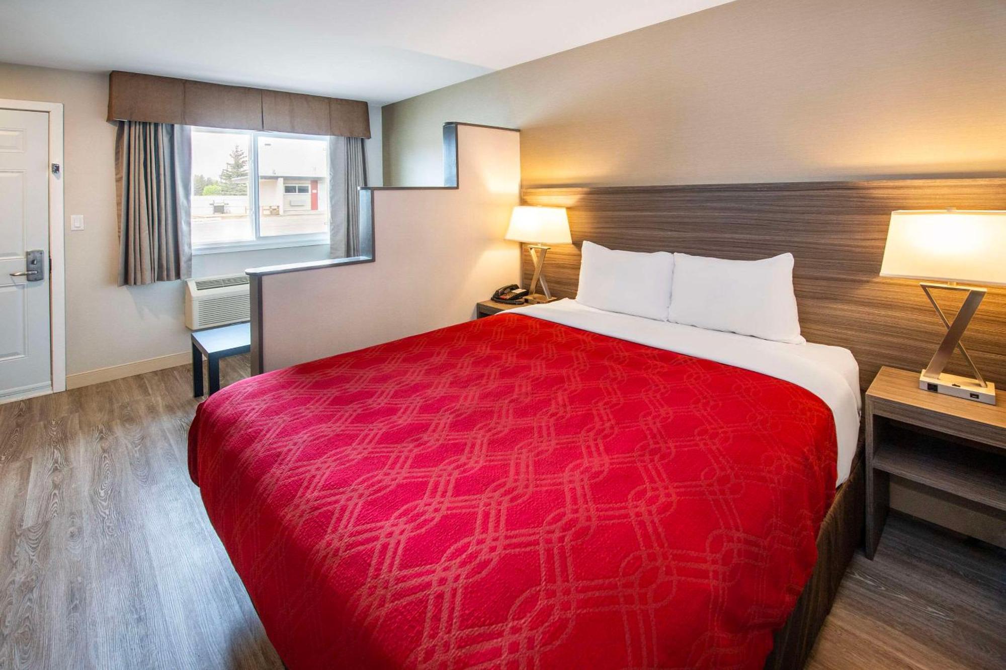 Econo Lodge Inn & Suites Pincher Creek Esterno foto