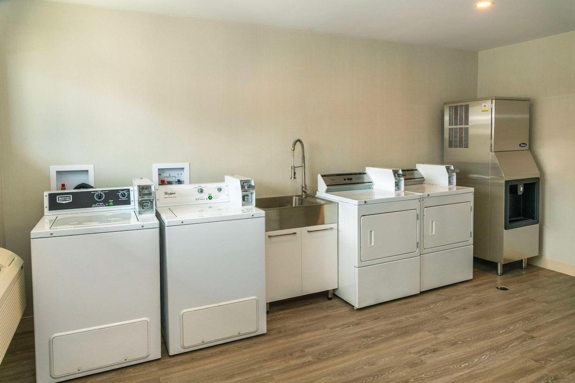 Econo Lodge Inn & Suites Pincher Creek Esterno foto