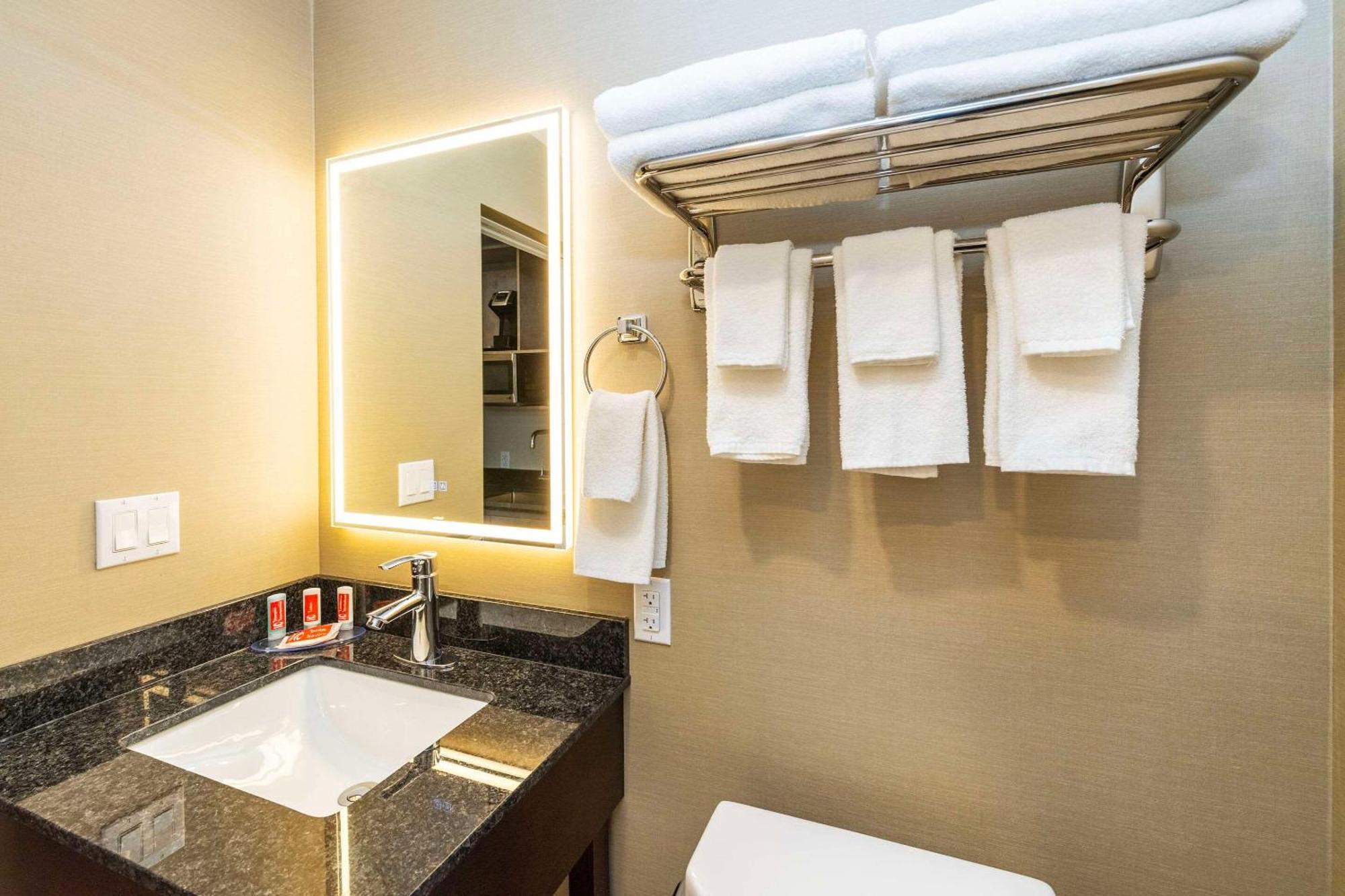 Econo Lodge Inn & Suites Pincher Creek Esterno foto