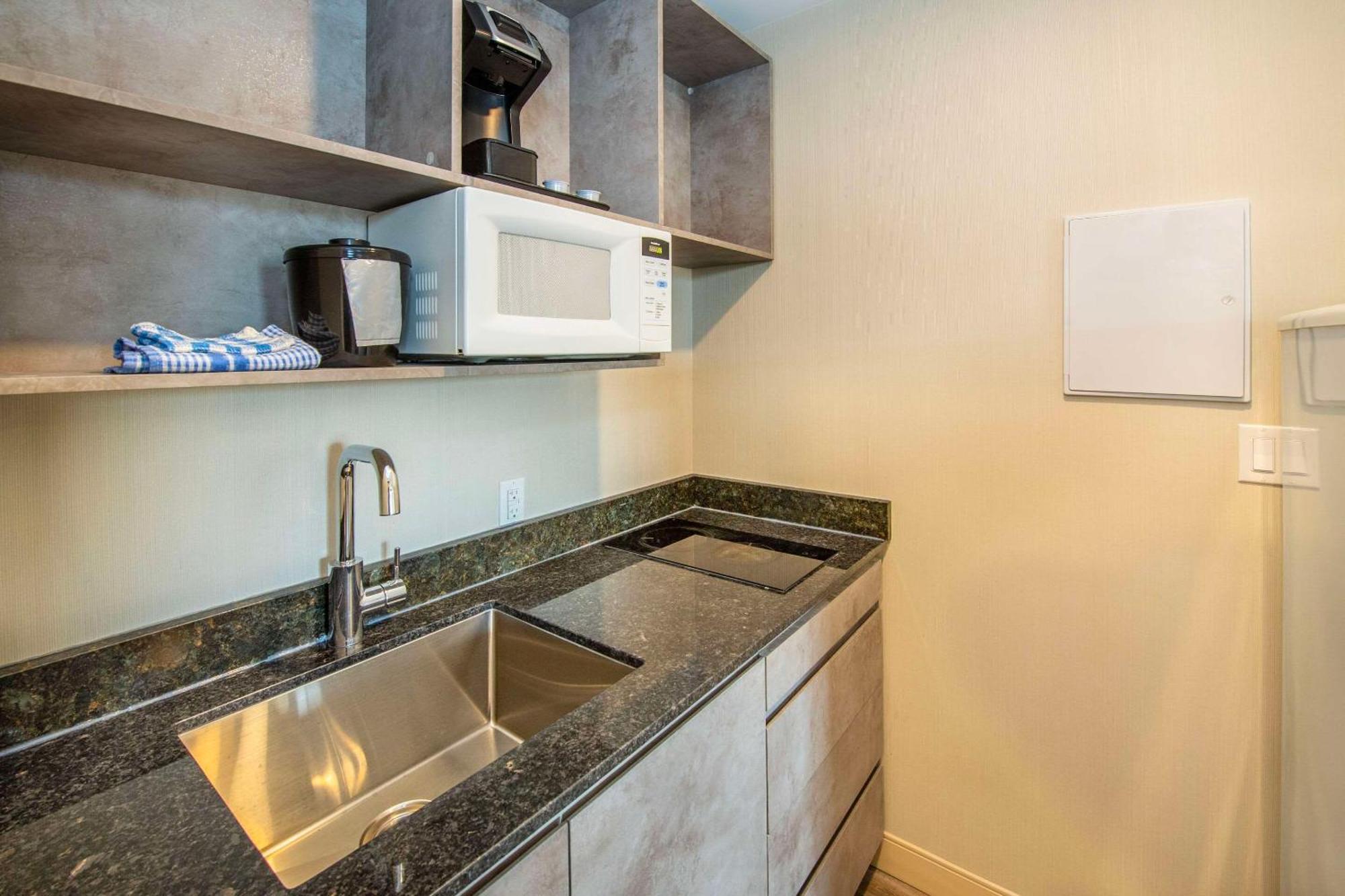 Econo Lodge Inn & Suites Pincher Creek Esterno foto