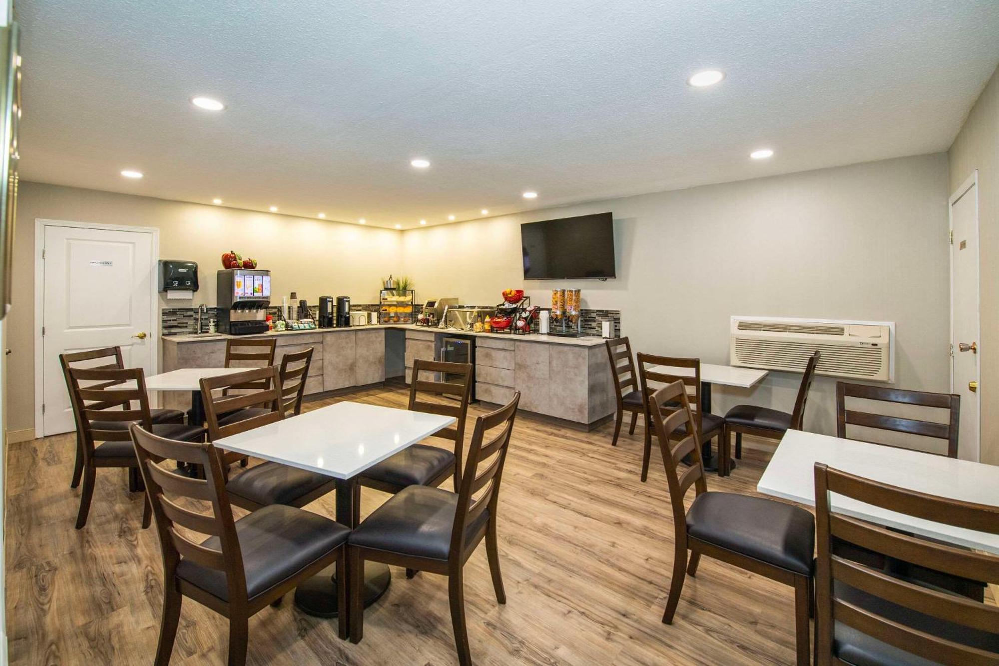 Econo Lodge Inn & Suites Pincher Creek Esterno foto