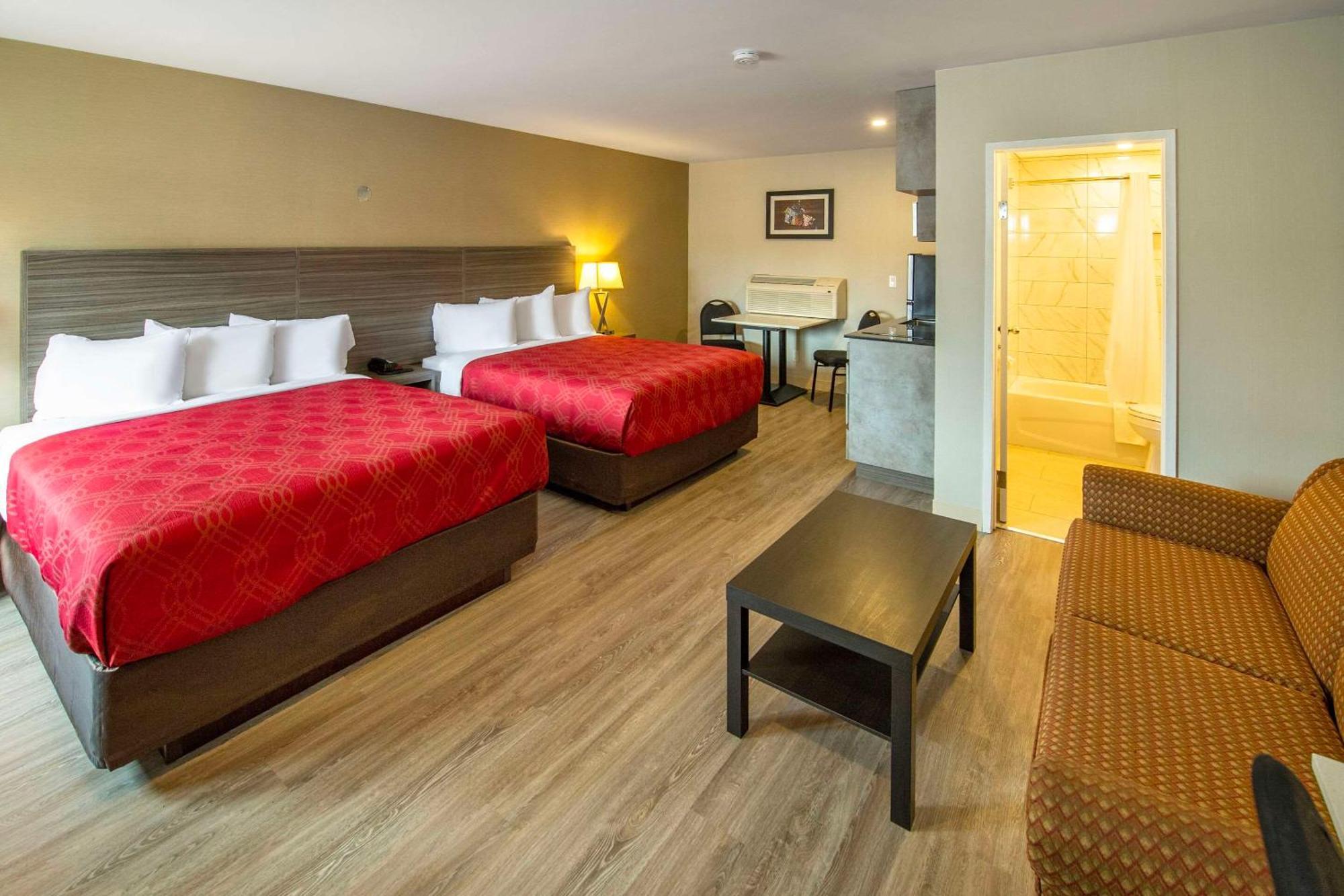 Econo Lodge Inn & Suites Pincher Creek Esterno foto