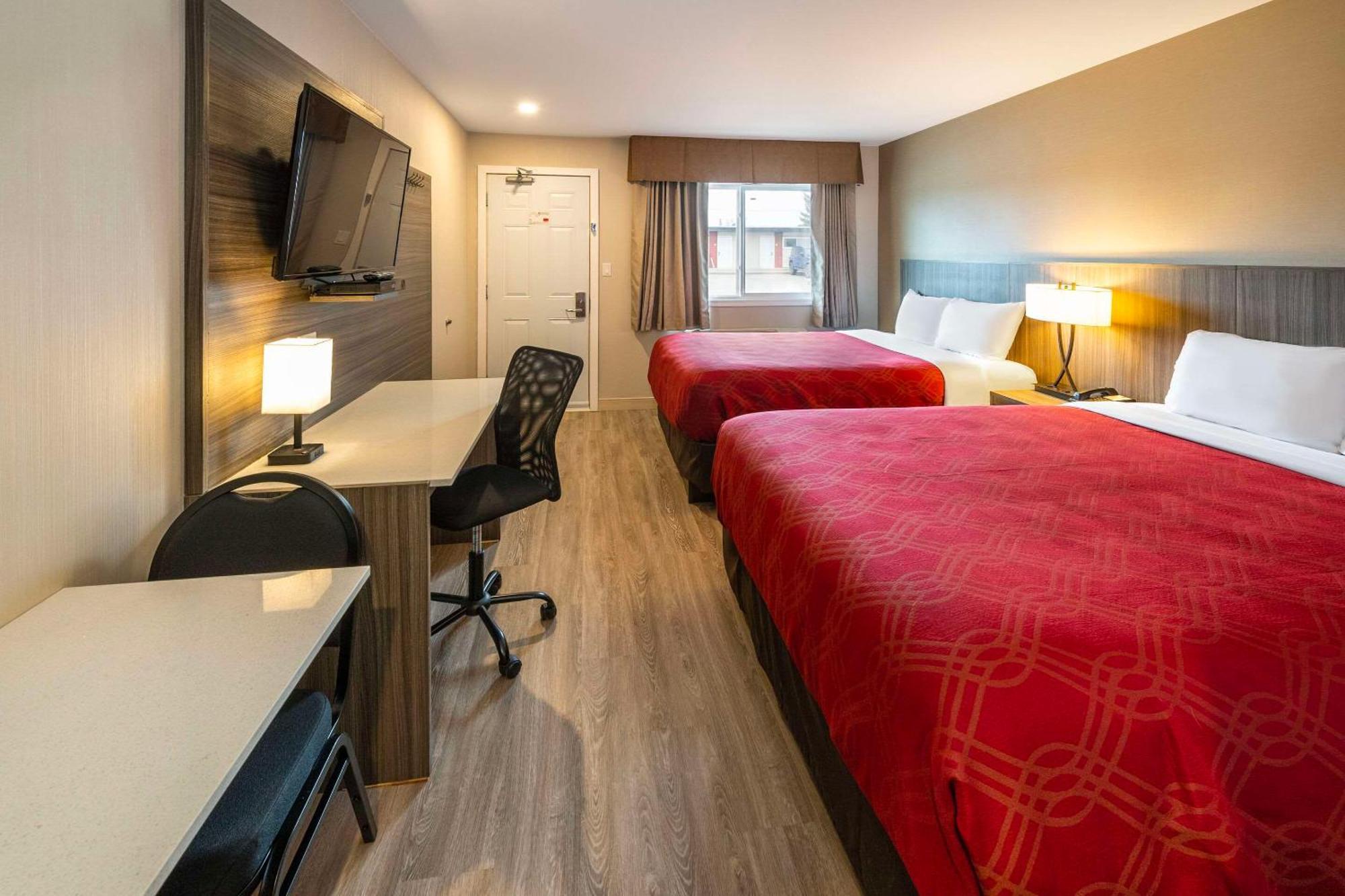 Econo Lodge Inn & Suites Pincher Creek Esterno foto