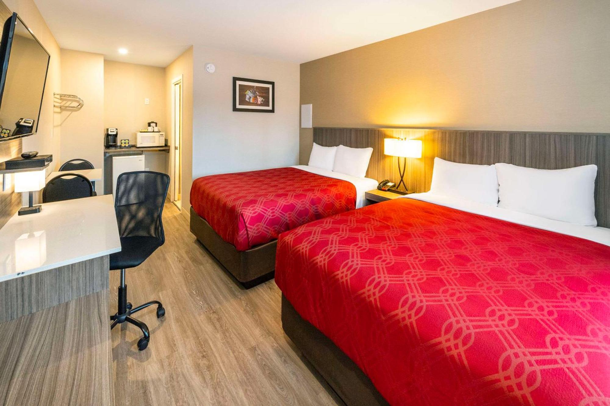 Econo Lodge Inn & Suites Pincher Creek Esterno foto