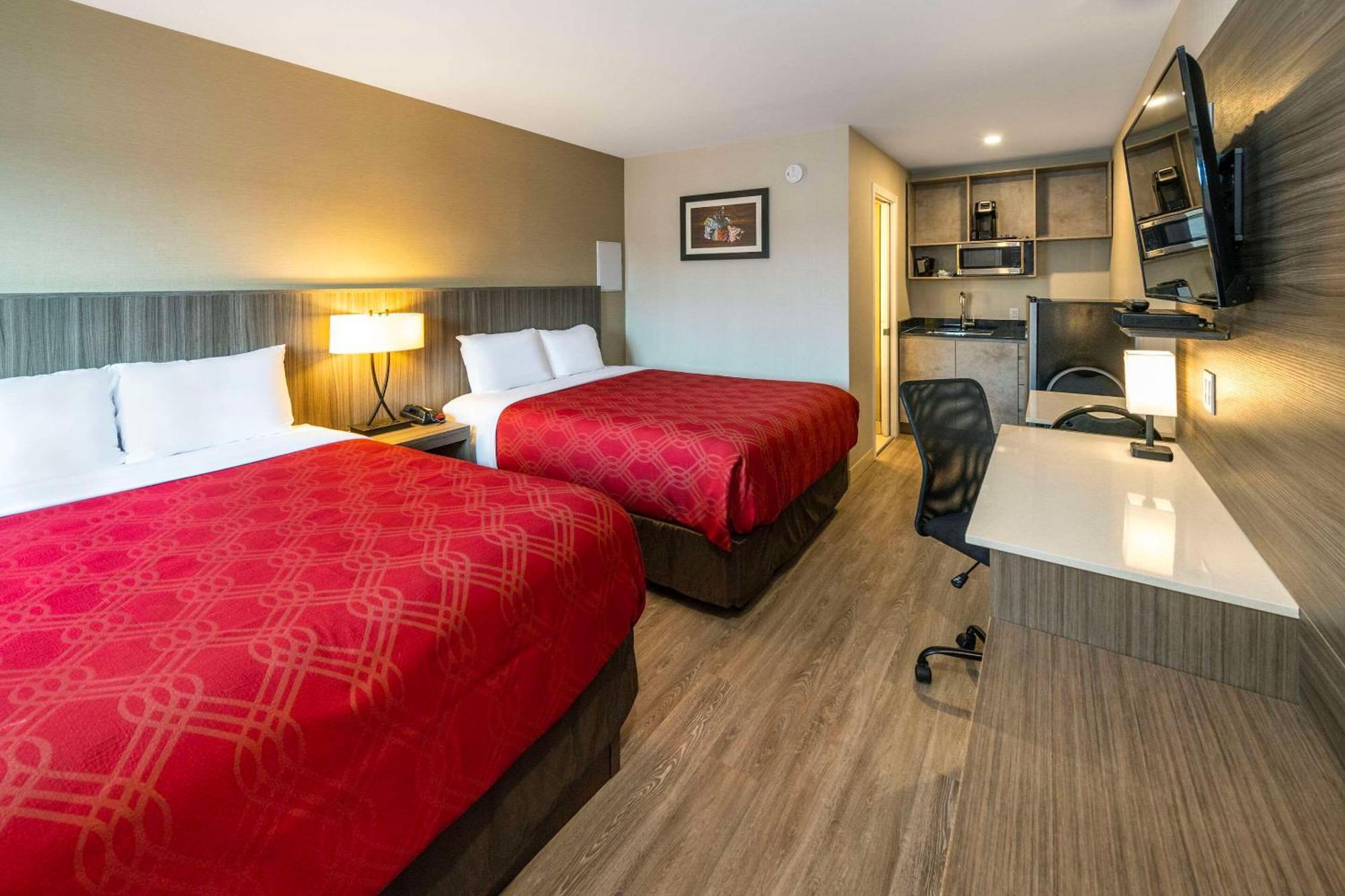 Econo Lodge Inn & Suites Pincher Creek Esterno foto