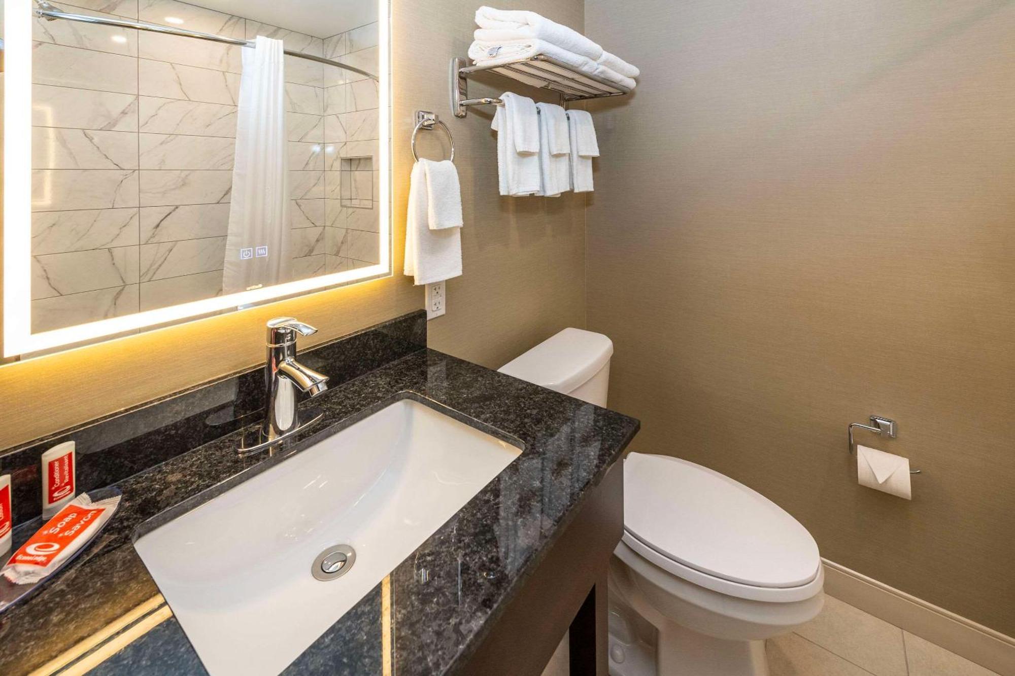 Econo Lodge Inn & Suites Pincher Creek Esterno foto