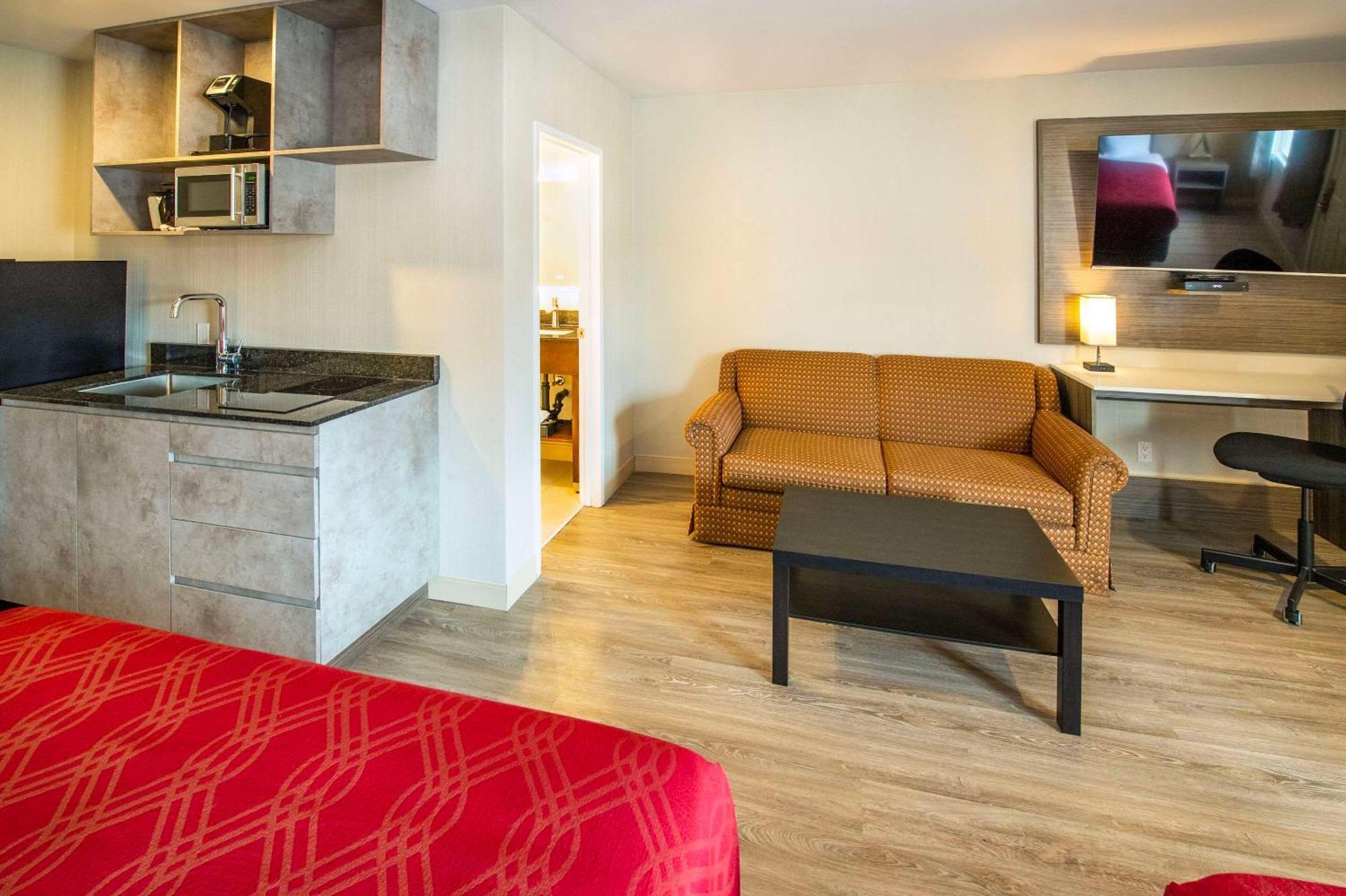 Econo Lodge Inn & Suites Pincher Creek Esterno foto
