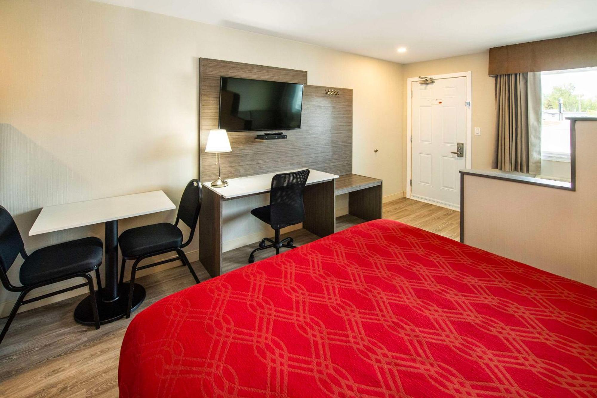 Econo Lodge Inn & Suites Pincher Creek Esterno foto