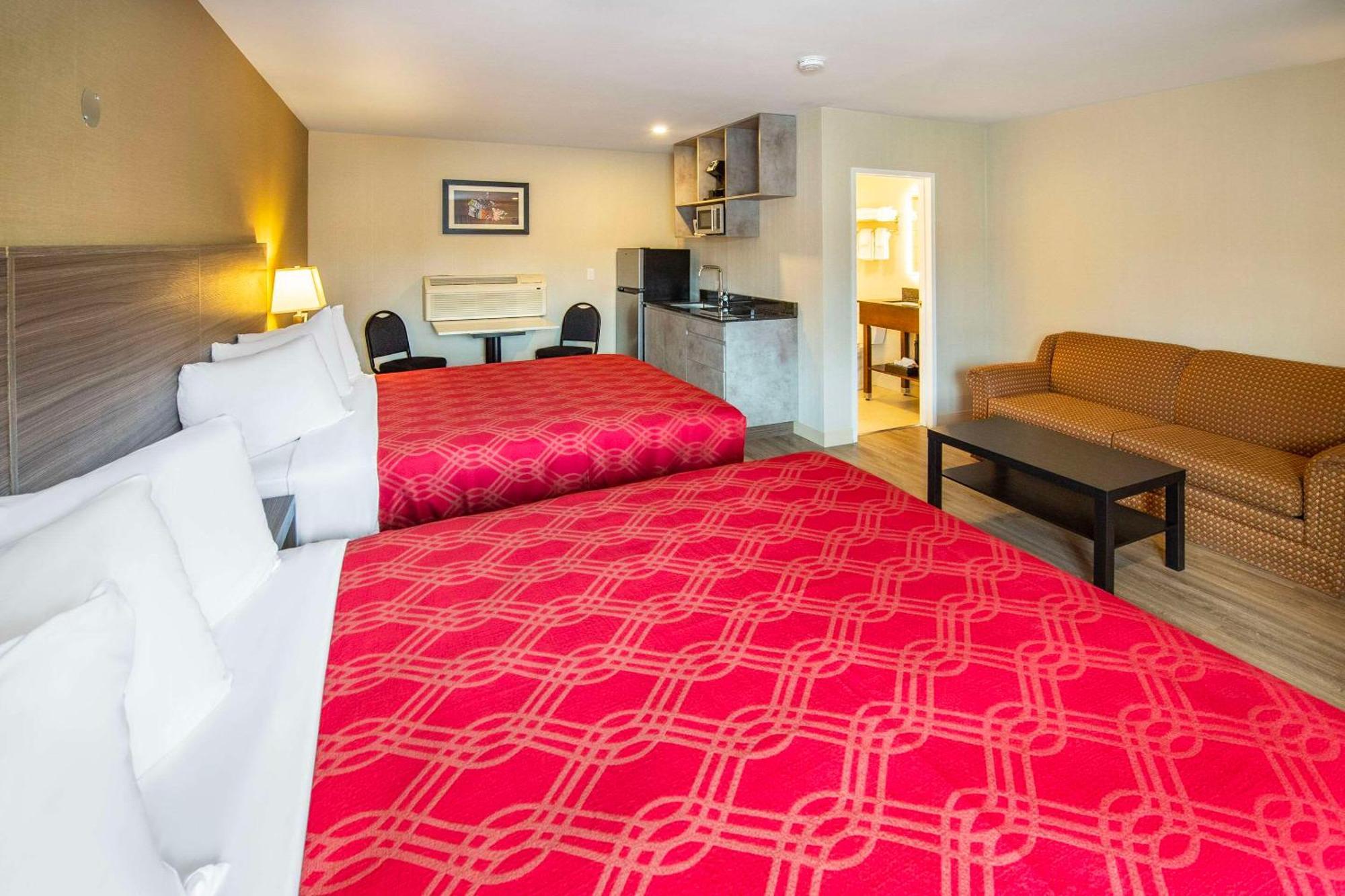 Econo Lodge Inn & Suites Pincher Creek Esterno foto