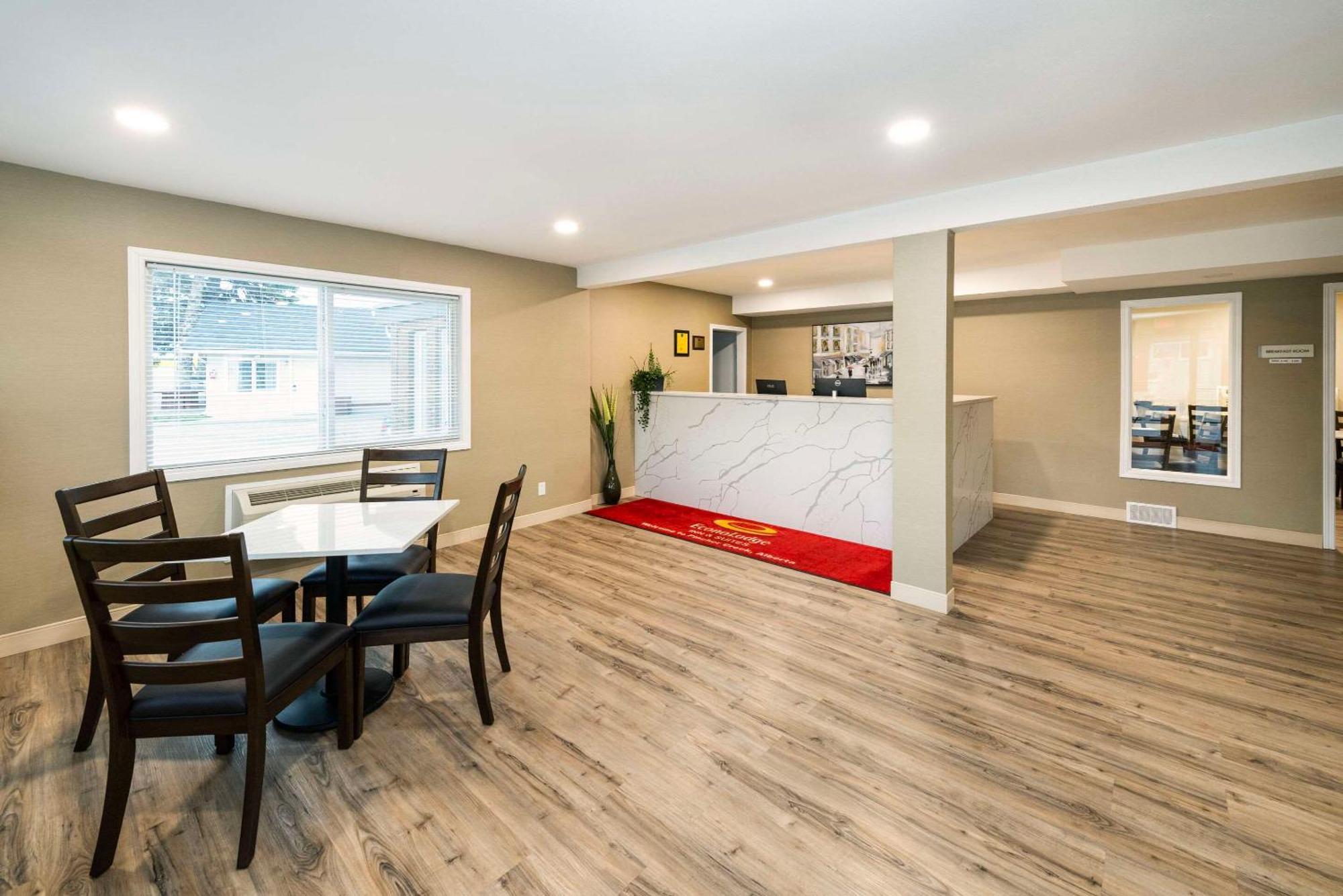 Econo Lodge Inn & Suites Pincher Creek Esterno foto