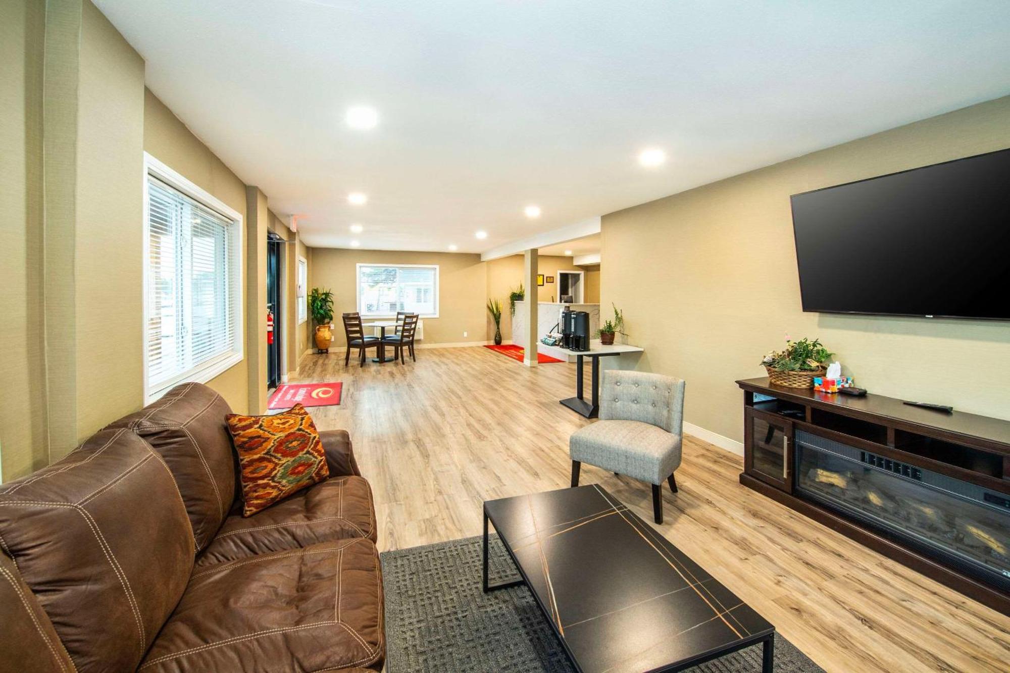 Econo Lodge Inn & Suites Pincher Creek Esterno foto