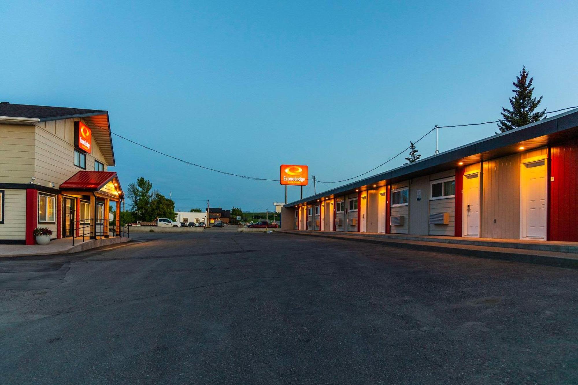 Econo Lodge Inn & Suites Pincher Creek Esterno foto