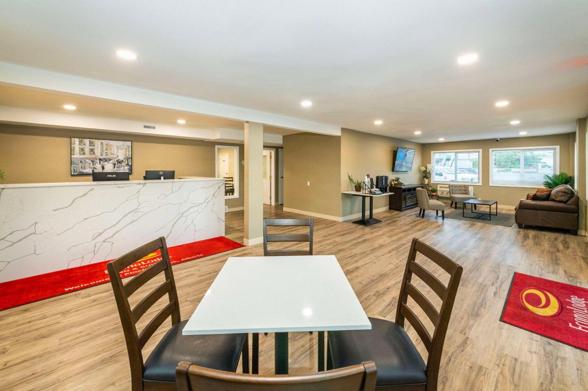Econo Lodge Inn & Suites Pincher Creek Esterno foto