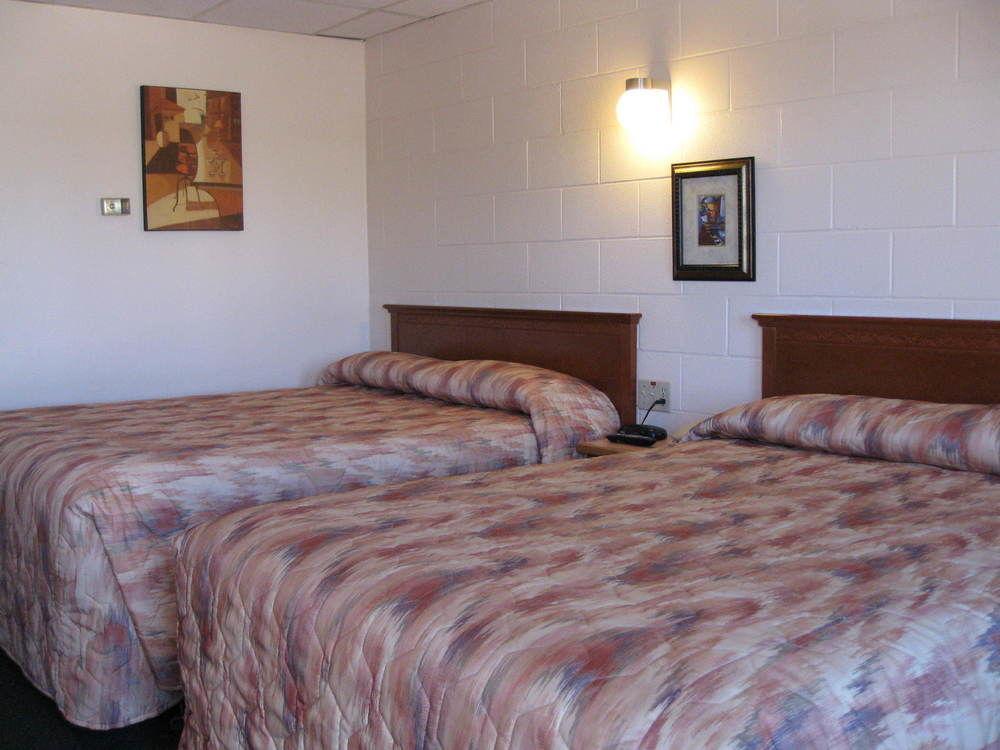 Econo Lodge Inn & Suites Pincher Creek Esterno foto