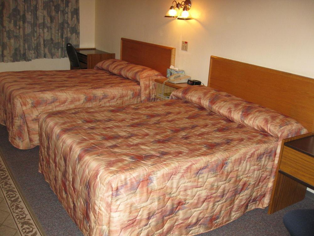 Econo Lodge Inn & Suites Pincher Creek Esterno foto