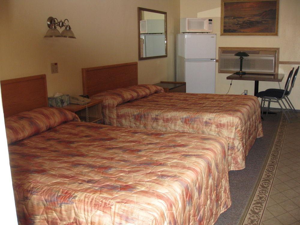 Econo Lodge Inn & Suites Pincher Creek Esterno foto