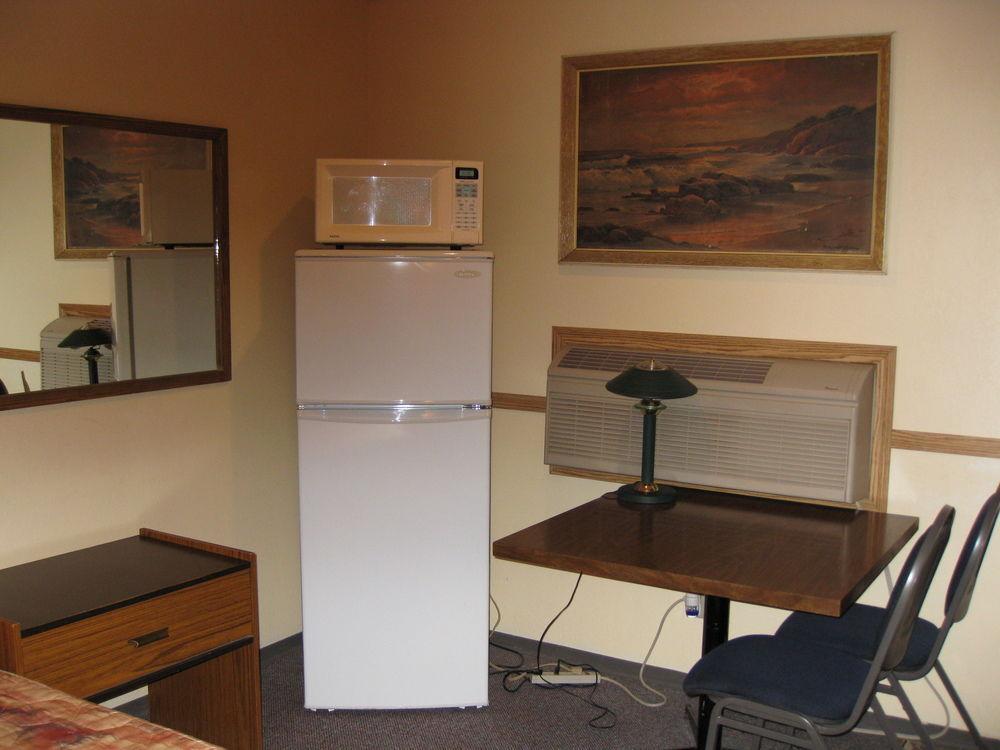 Econo Lodge Inn & Suites Pincher Creek Esterno foto
