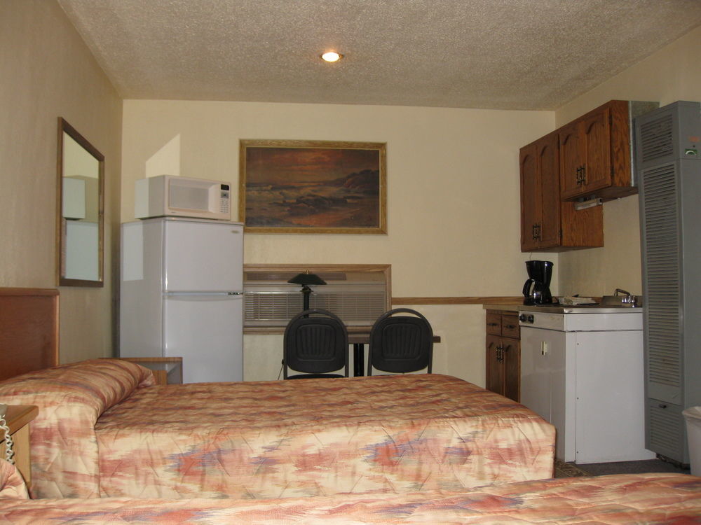 Econo Lodge Inn & Suites Pincher Creek Esterno foto