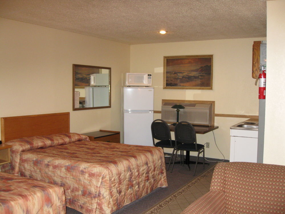 Econo Lodge Inn & Suites Pincher Creek Esterno foto