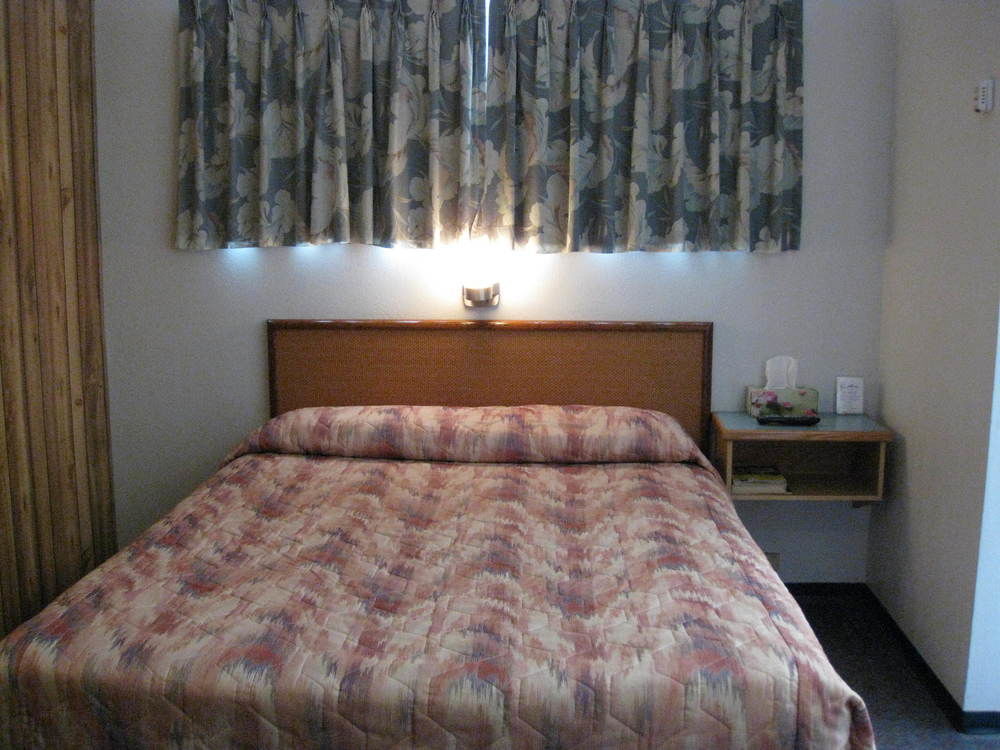 Econo Lodge Inn & Suites Pincher Creek Esterno foto