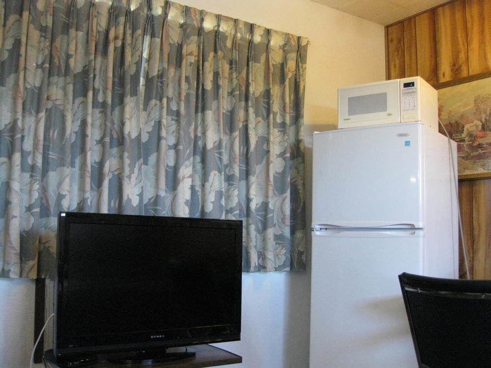 Econo Lodge Inn & Suites Pincher Creek Esterno foto