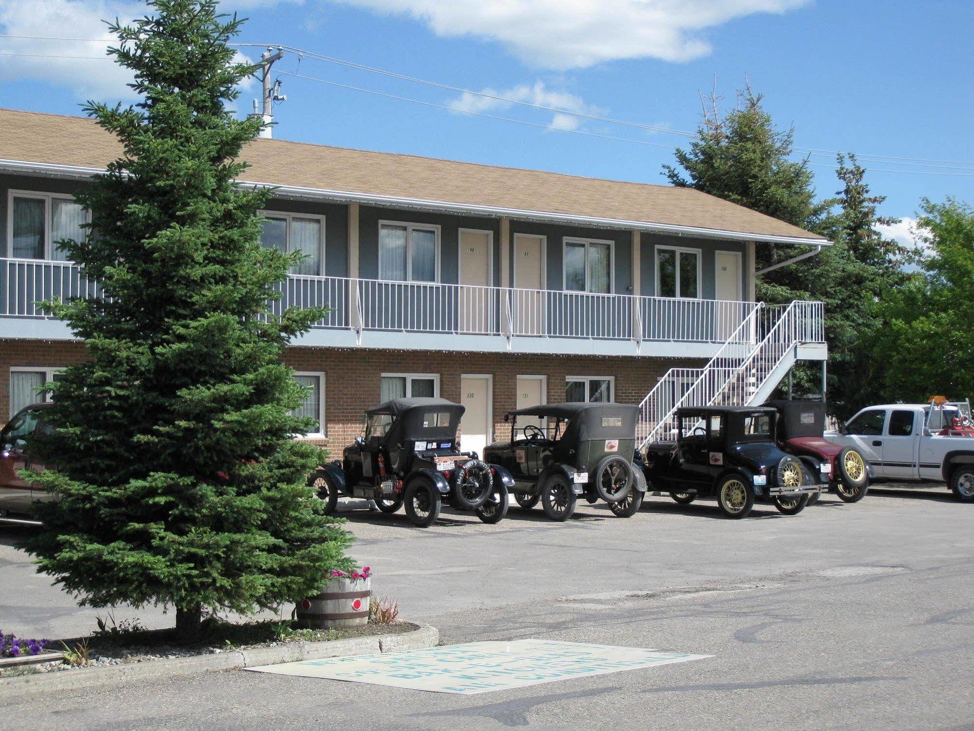 Econo Lodge Inn & Suites Pincher Creek Esterno foto
