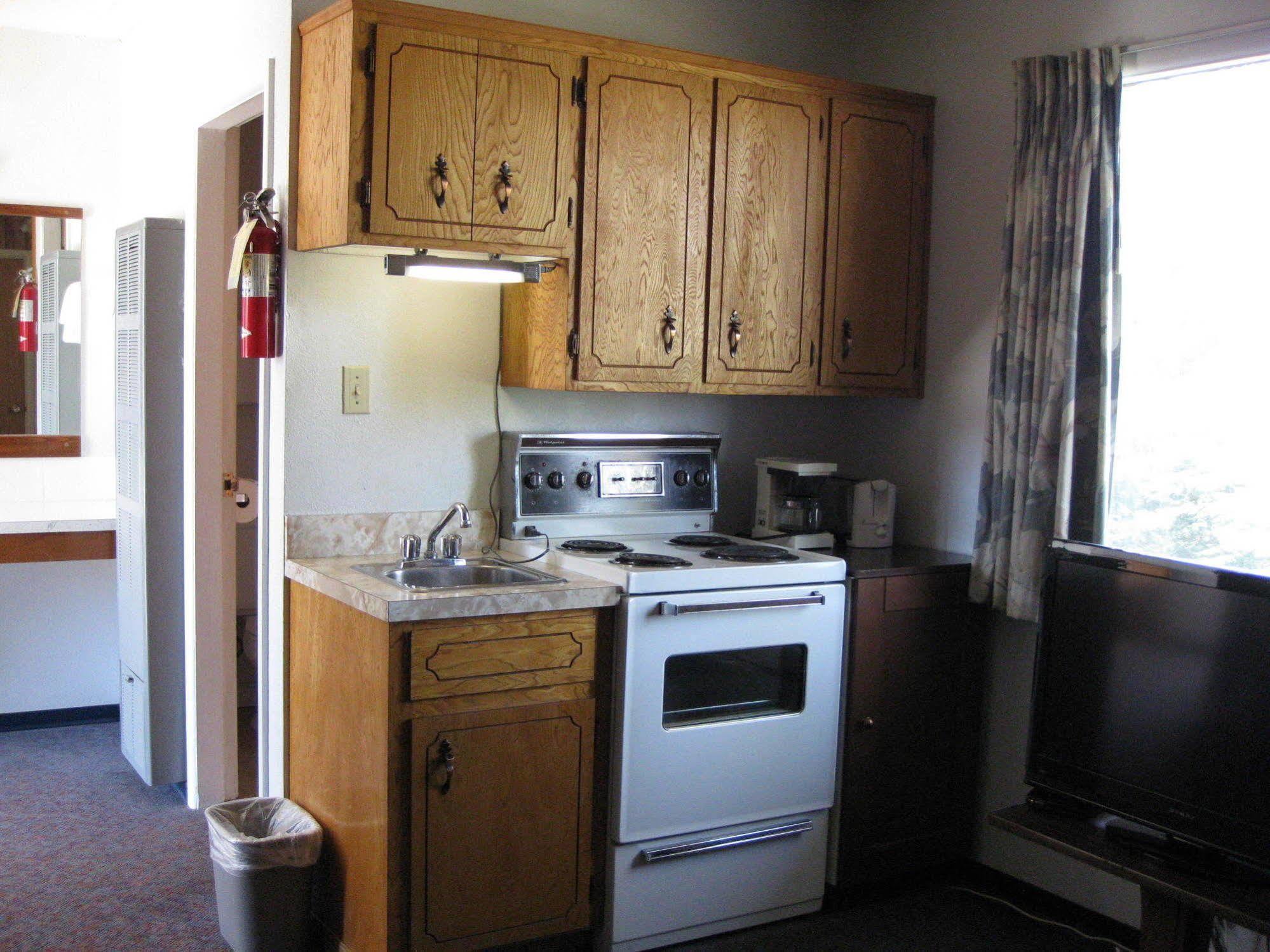 Econo Lodge Inn & Suites Pincher Creek Esterno foto