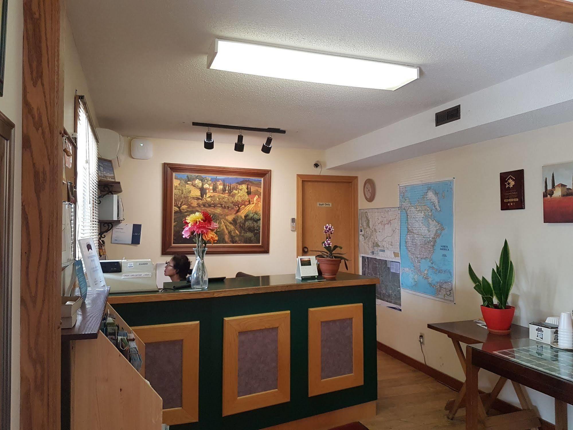 Econo Lodge Inn & Suites Pincher Creek Esterno foto