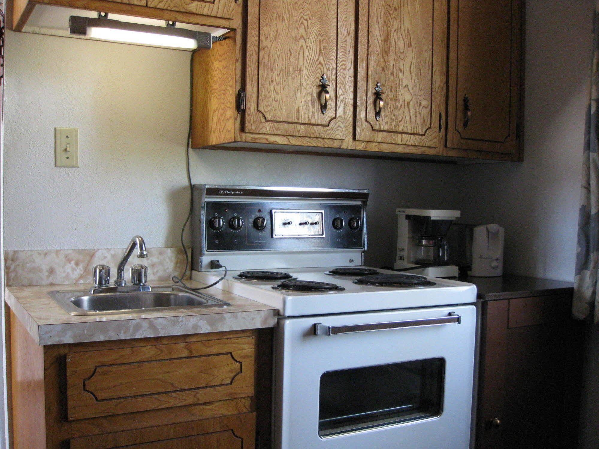 Econo Lodge Inn & Suites Pincher Creek Esterno foto