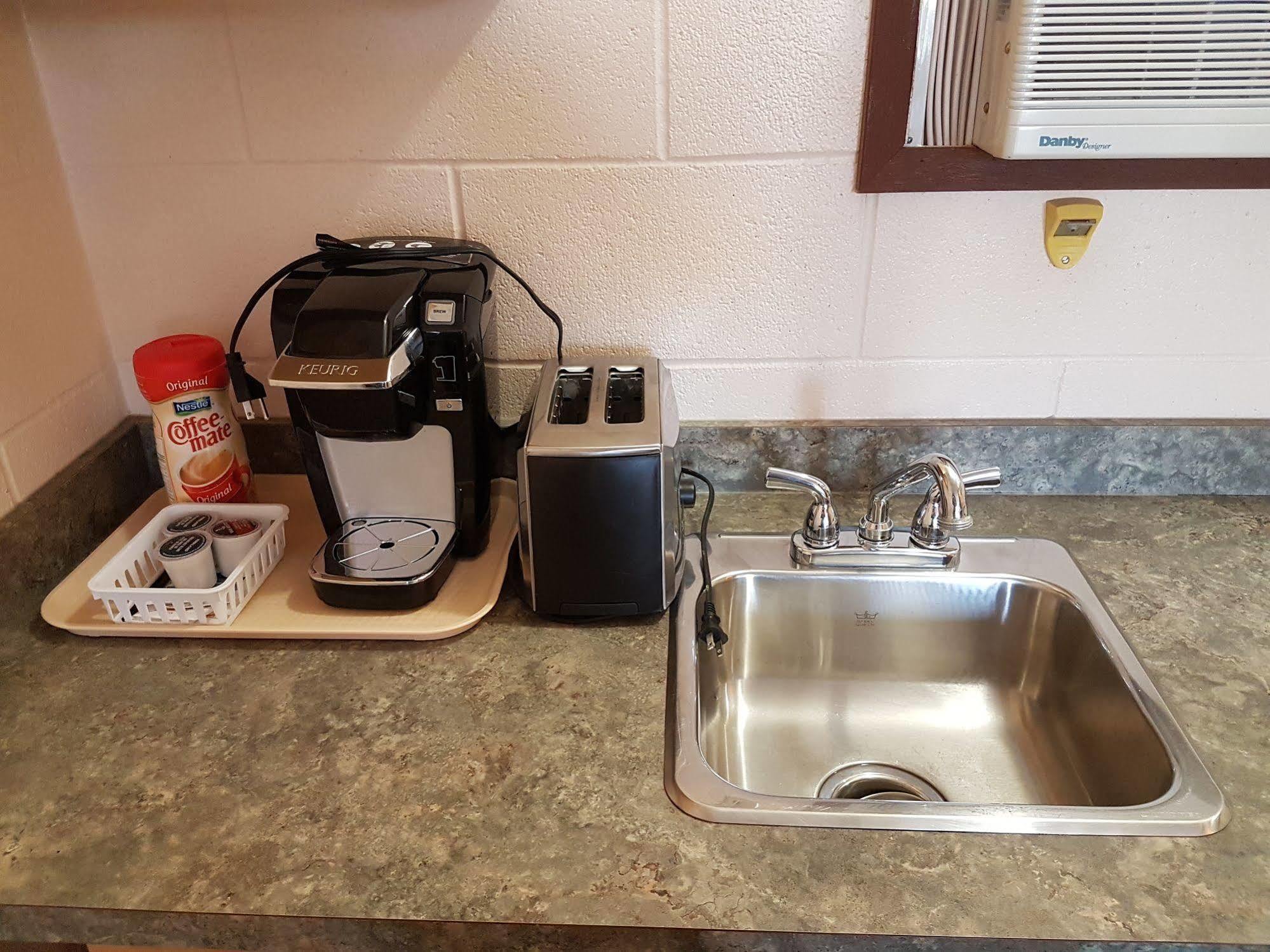 Econo Lodge Inn & Suites Pincher Creek Esterno foto