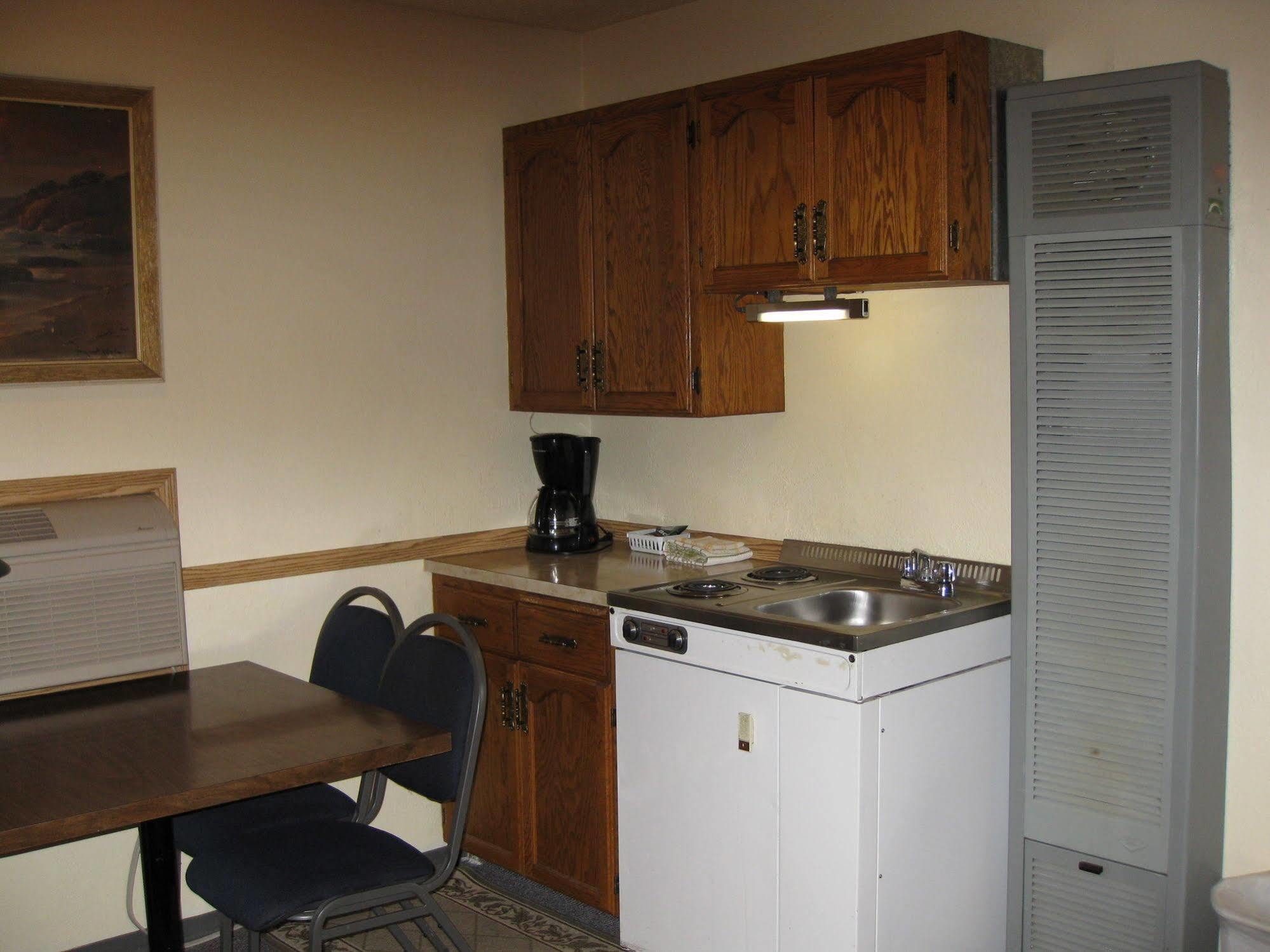 Econo Lodge Inn & Suites Pincher Creek Esterno foto