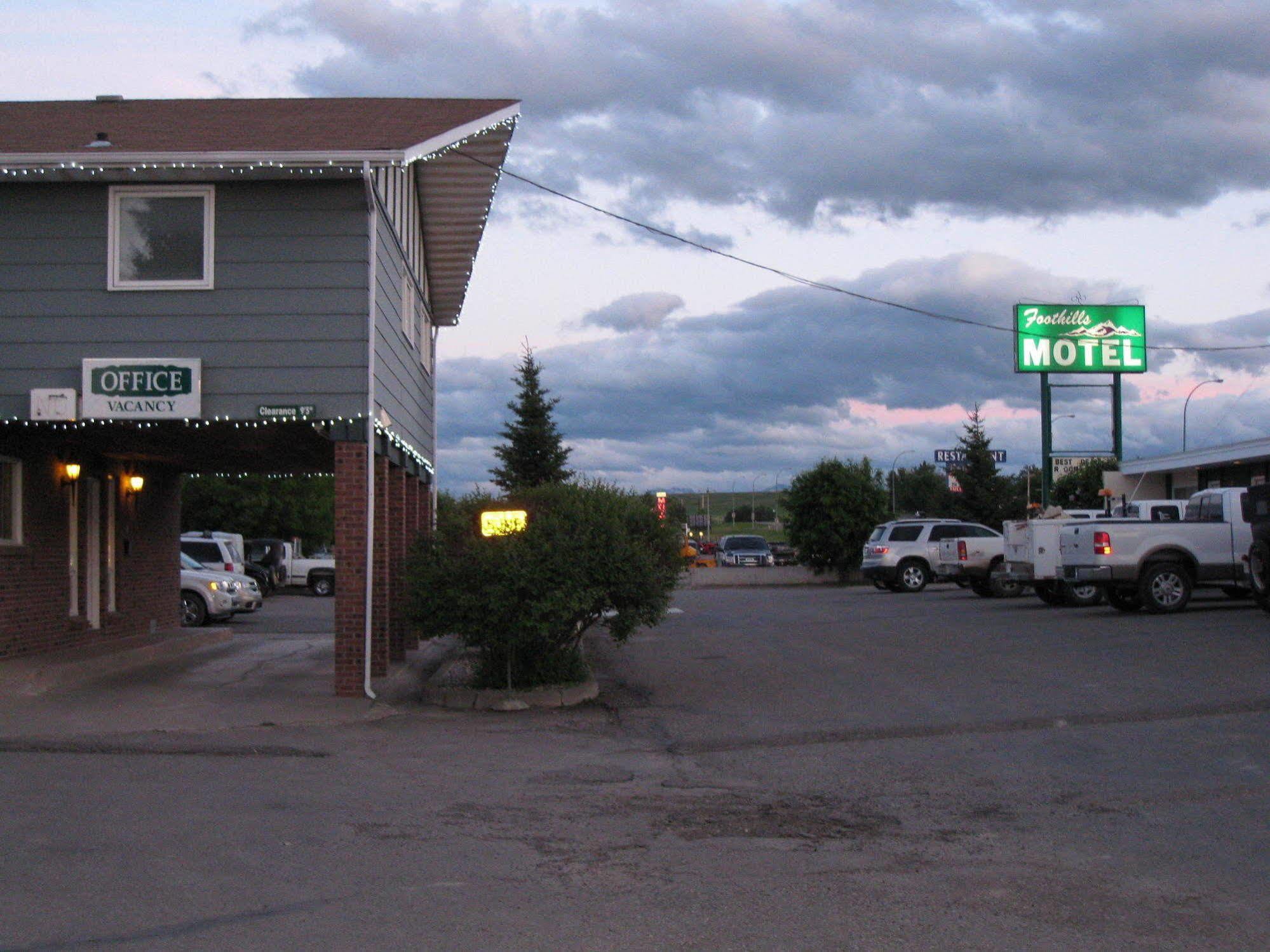 Econo Lodge Inn & Suites Pincher Creek Esterno foto