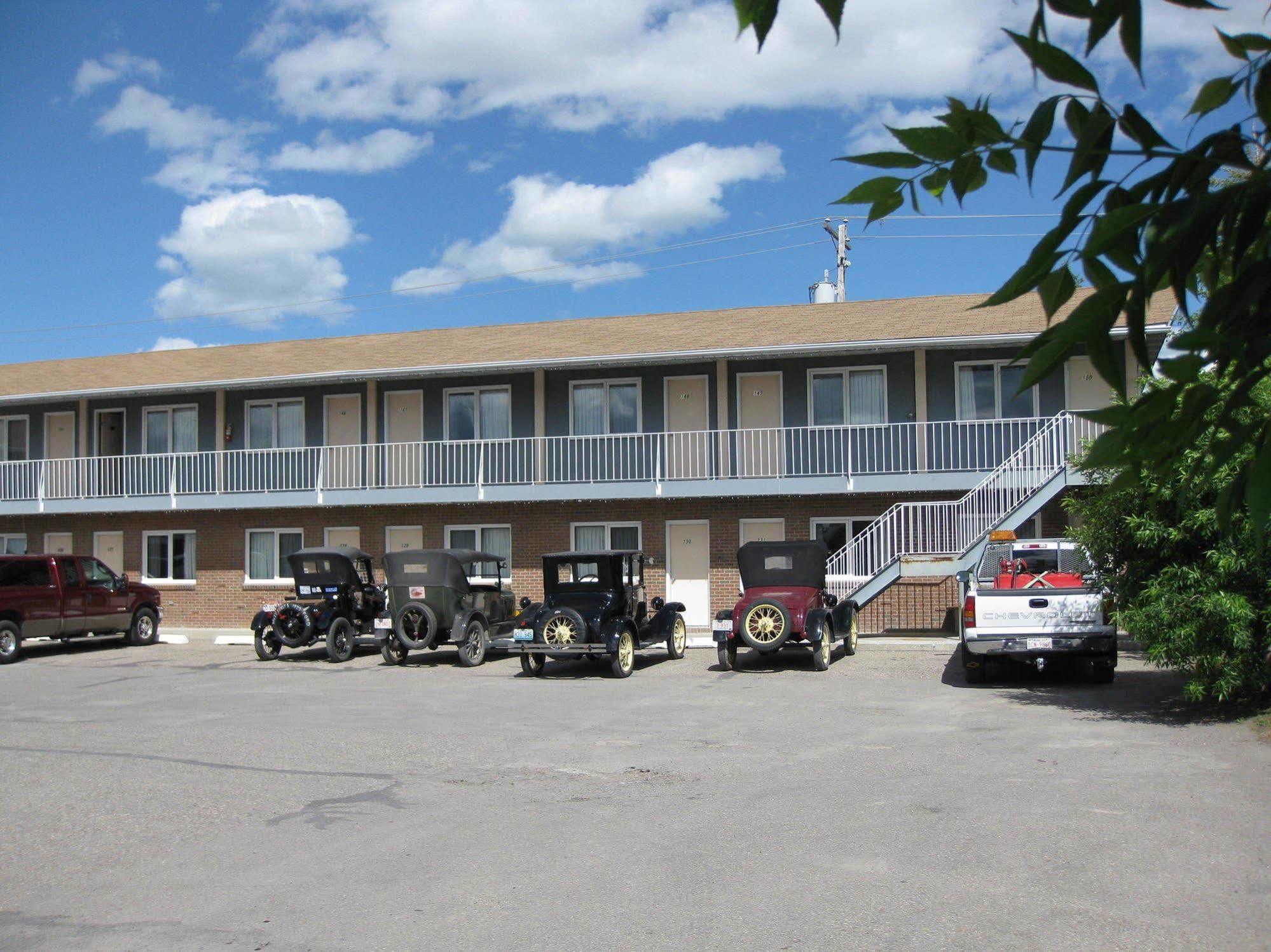 Econo Lodge Inn & Suites Pincher Creek Esterno foto