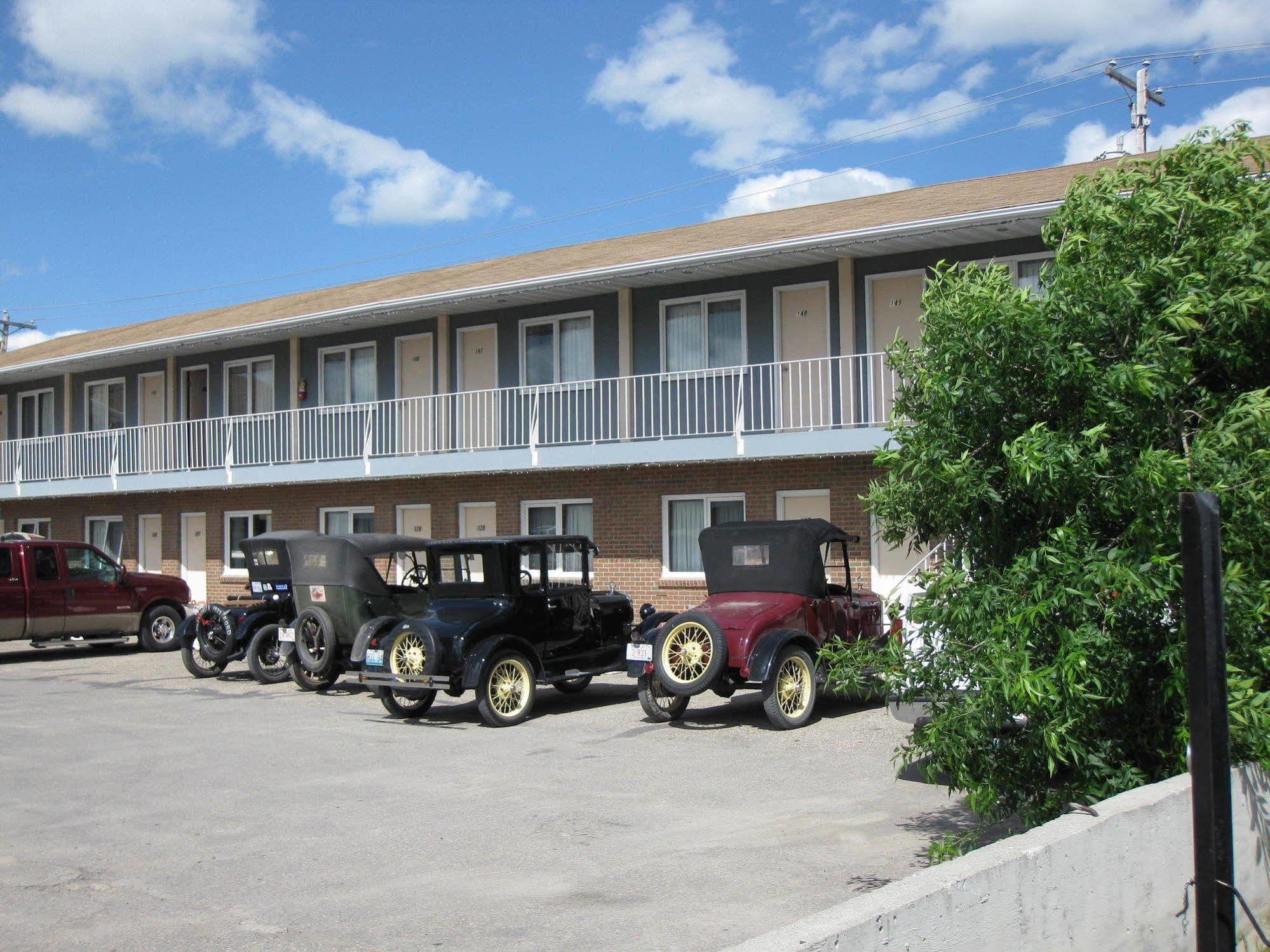 Econo Lodge Inn & Suites Pincher Creek Esterno foto