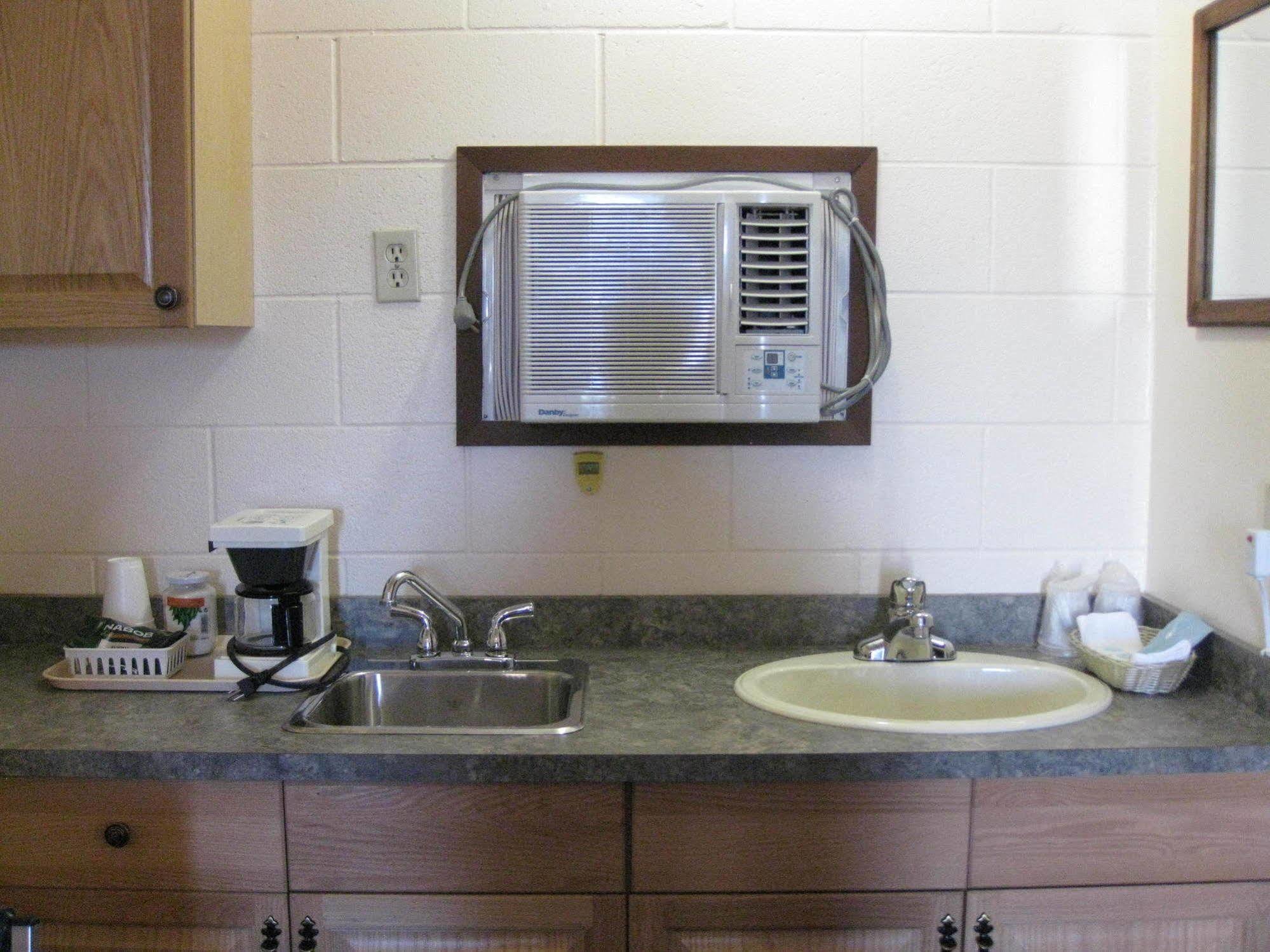Econo Lodge Inn & Suites Pincher Creek Esterno foto