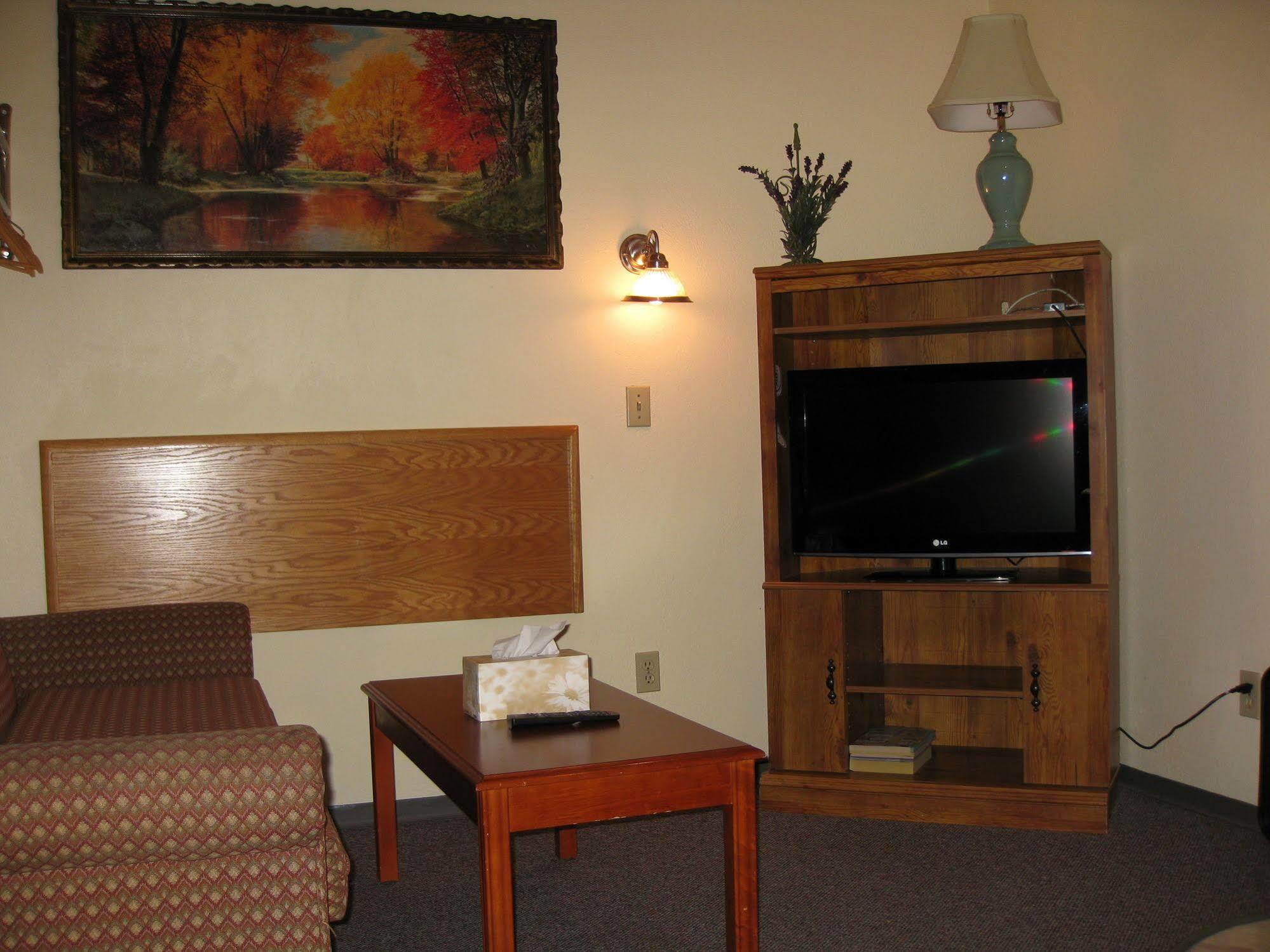 Econo Lodge Inn & Suites Pincher Creek Esterno foto