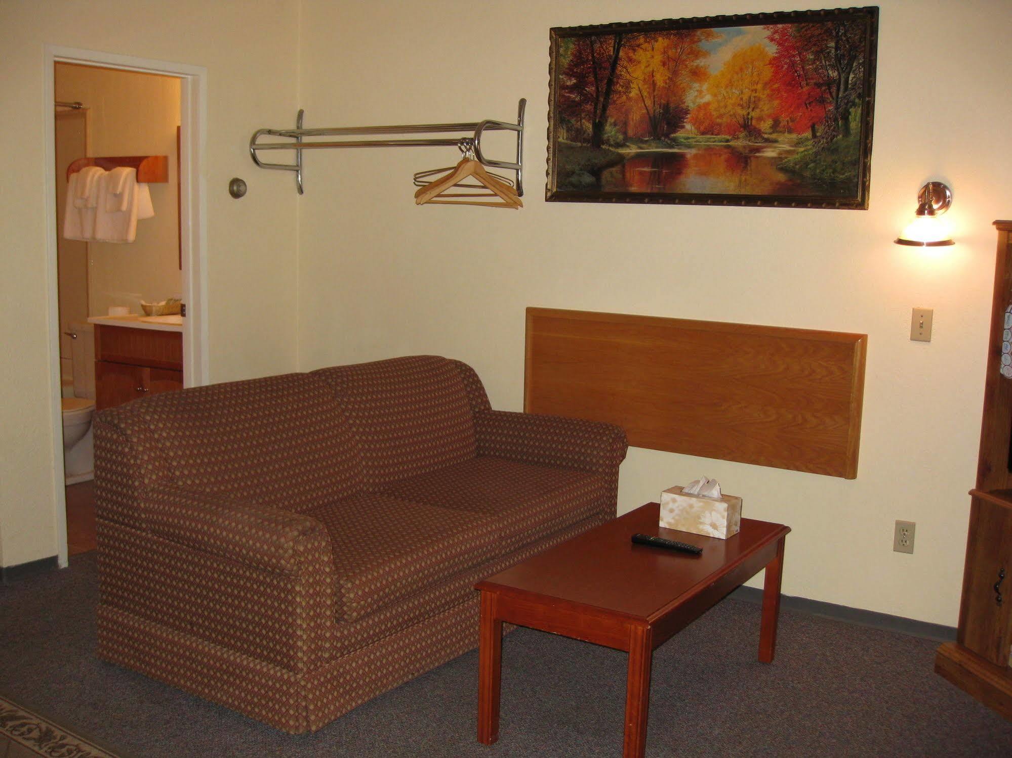 Econo Lodge Inn & Suites Pincher Creek Esterno foto