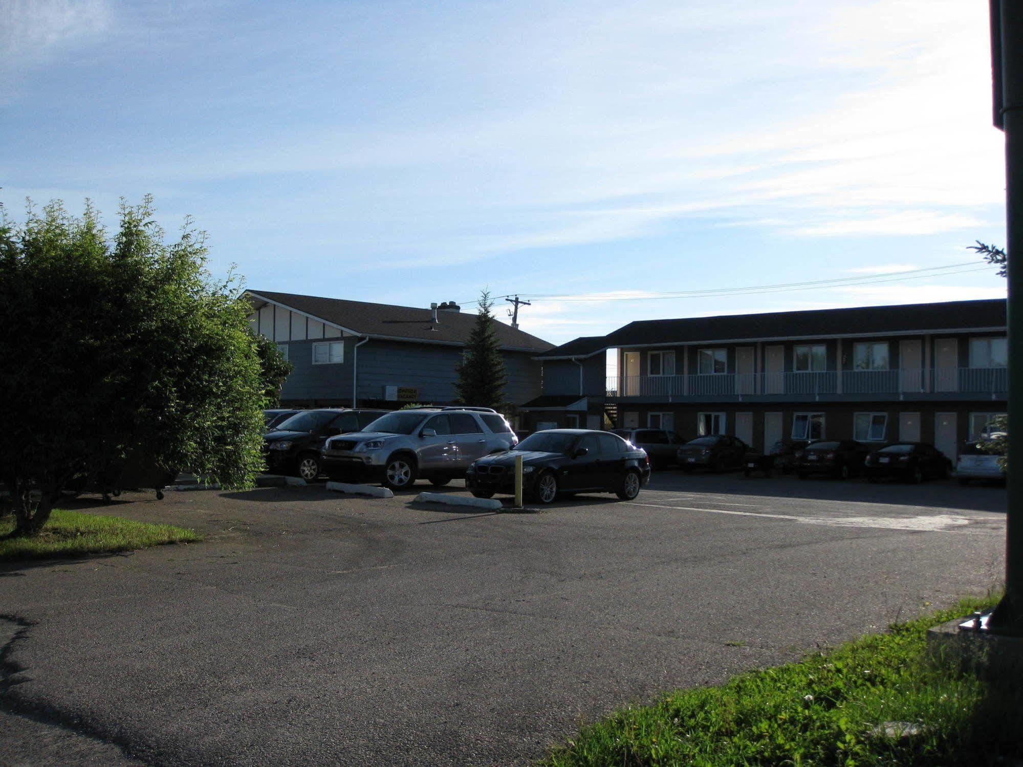 Econo Lodge Inn & Suites Pincher Creek Esterno foto