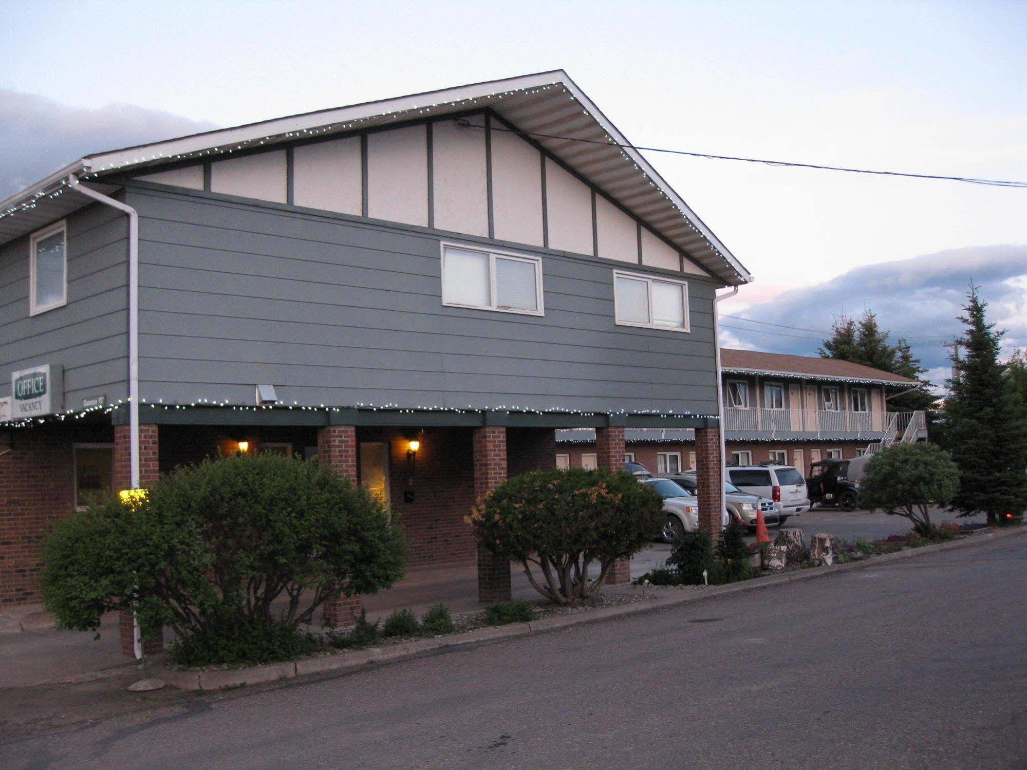 Econo Lodge Inn & Suites Pincher Creek Esterno foto