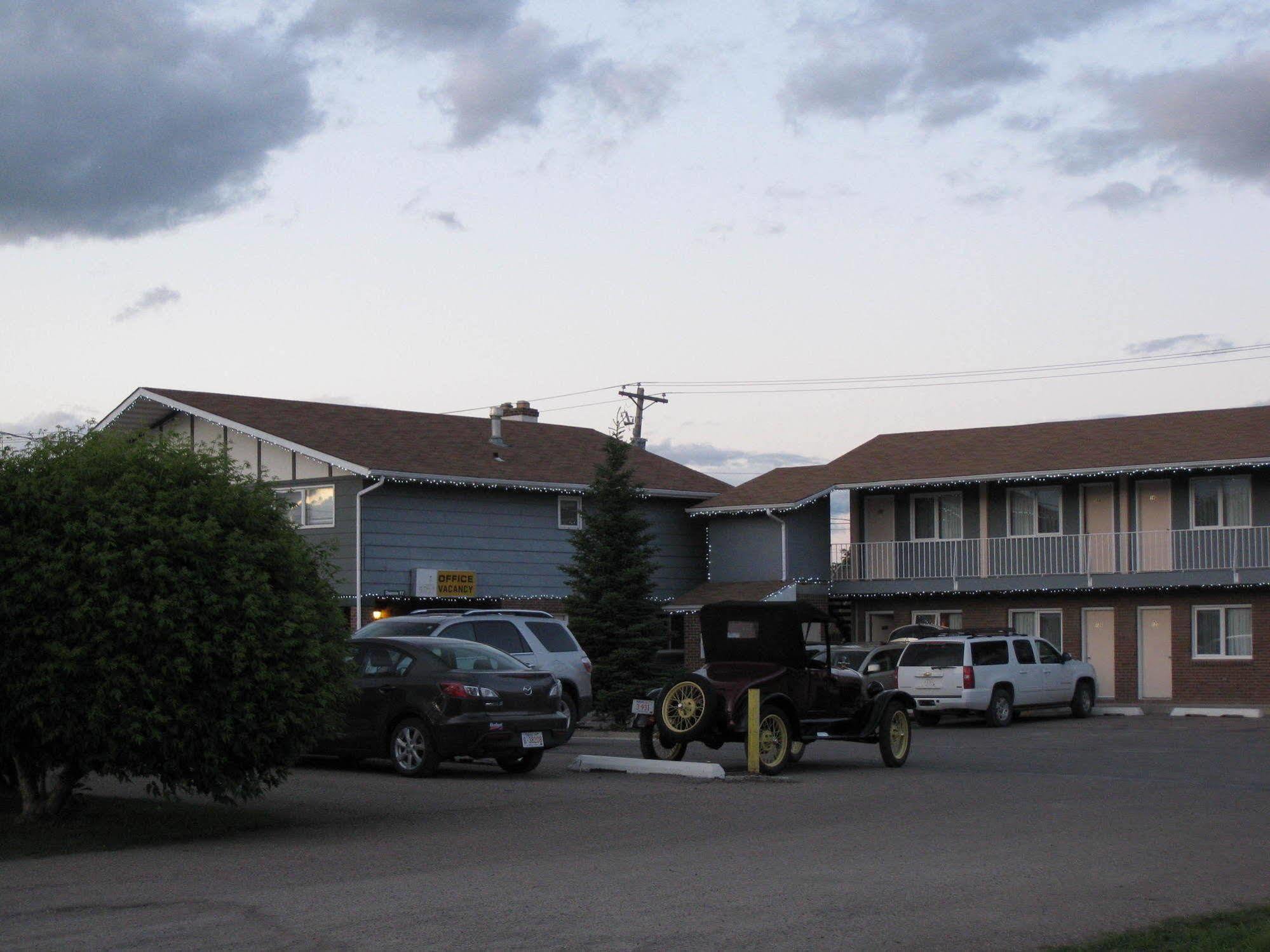 Econo Lodge Inn & Suites Pincher Creek Esterno foto